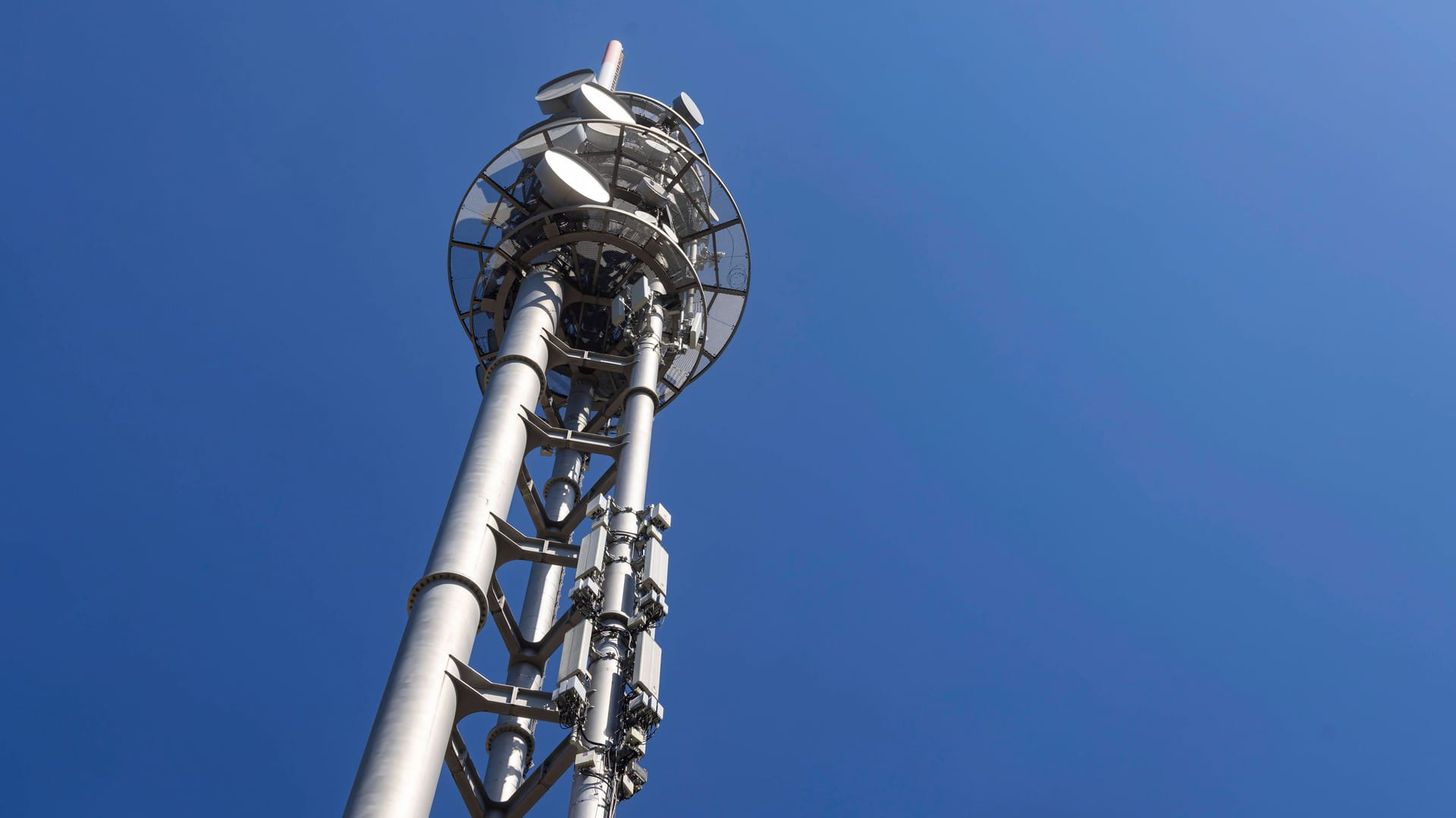 Blick auf einen Funkturm (Symbolbild): Ein Arbeiter stürzte 60 Meter in die Tiefe.