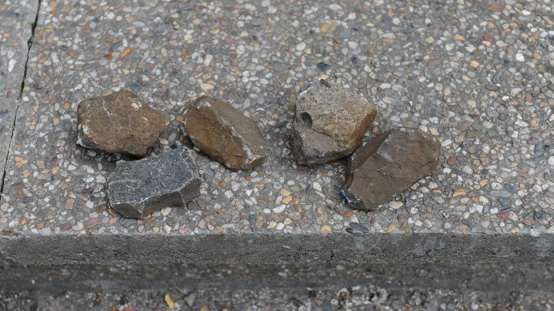 Steine liegen bereit (Symbolbild):