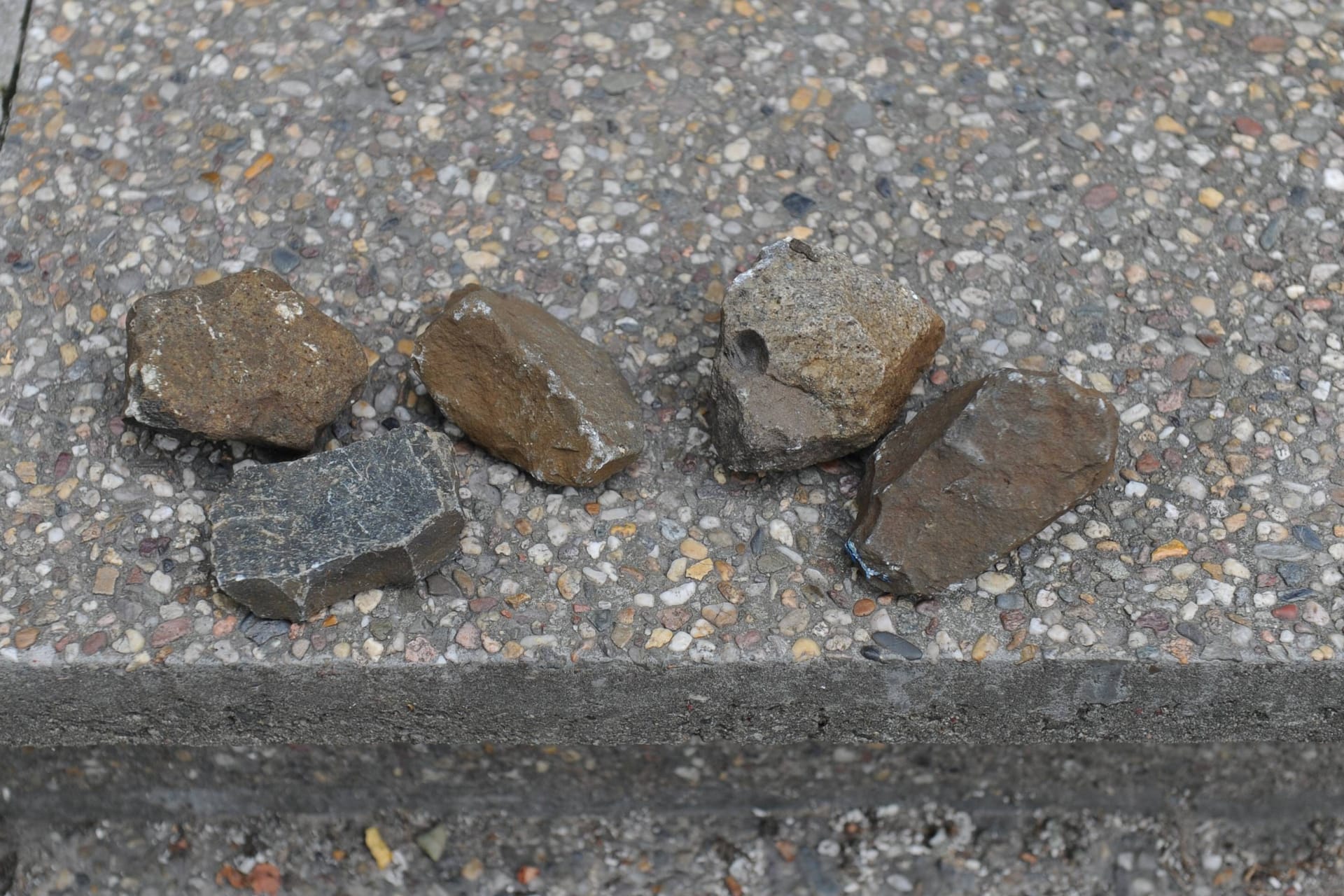 Steine liegen bereit (Symbolbild):