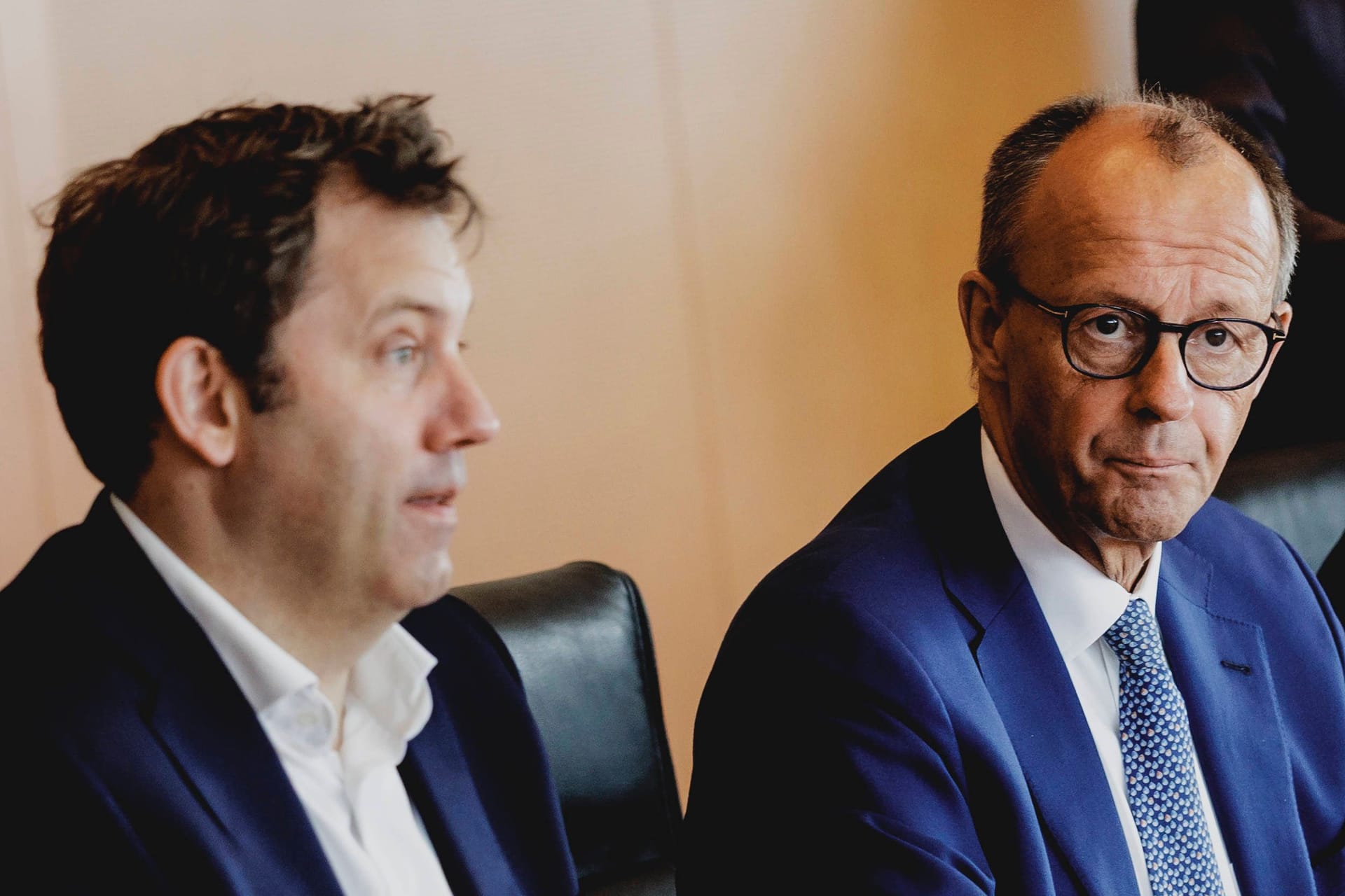 Finanzminister Lars Klingbeil (l.) und Bundeskanzler Friedrich Merz (CDU) bei einer Kabinettssitzung. Der Rückhalt für Schwarz-Rot sinkt bei Umfragen. (Archivbild)