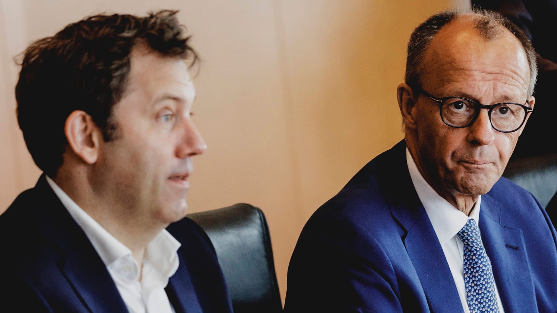 Finanzminister Lars Klingbeil (l.) und Bundeskanzler Friedrich Merz (CDU) bei einer Kabinettssitzung. Der Rückhalt für Schwarz-Rot sinkt bei Umfragen. (Archivbild)