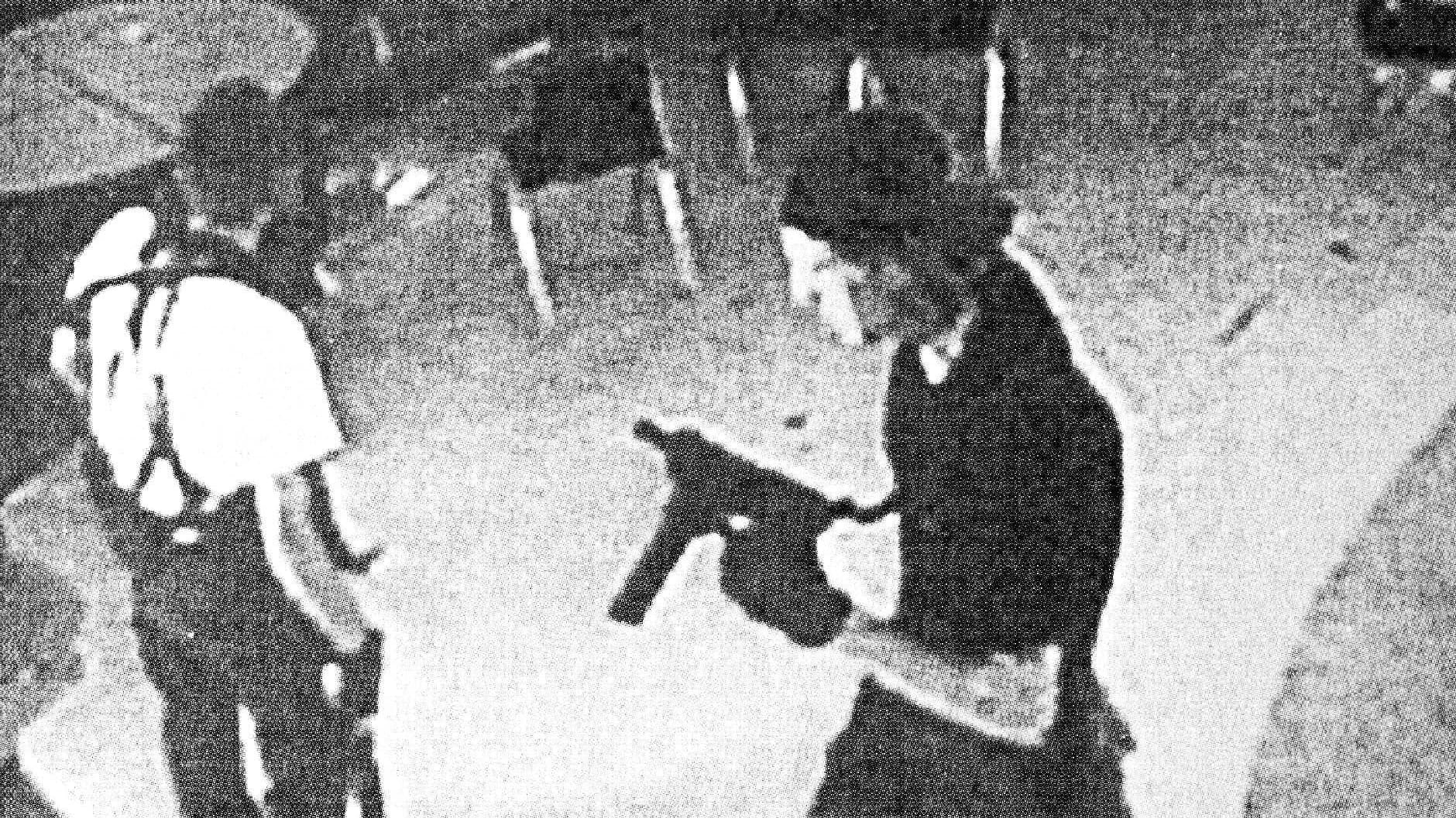 Standbild aus einer Überwachungskamera: Im Jahr 1999 verübten Dylan Klebold und Eric Harris an einer Schule im US-Bundesstaat Colorado ein Massaker. Standbild aus einer Überwachungskamera: Im Jahr 1999 verübten Dylan Klebold und Eric Harris an einer Schule im US-Bundesstaat Colorado ein Massaker.