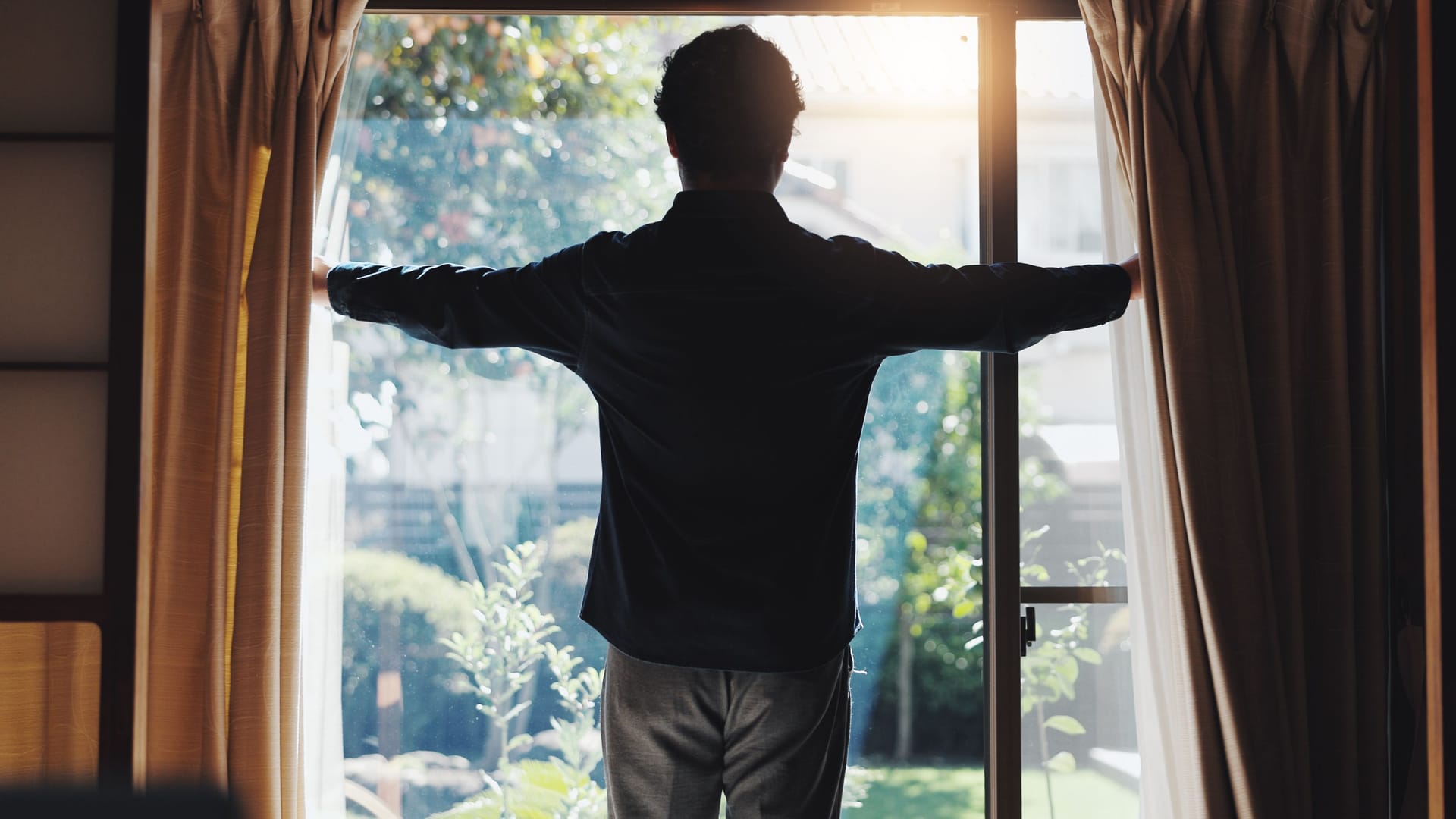 Fensterverdunkelung im Sommer: Sichern Sie sich Rollos, Vorhänge, Plissees und mehr gegen die Sommersonne.