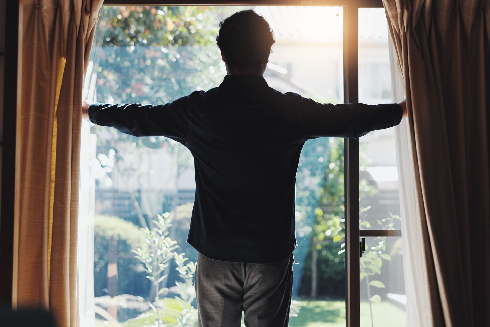 Fensterverdunkelung im Sommer: Sichern Sie sich Rollos, Vorhänge, Plissees und mehr gegen die Sommersonne.