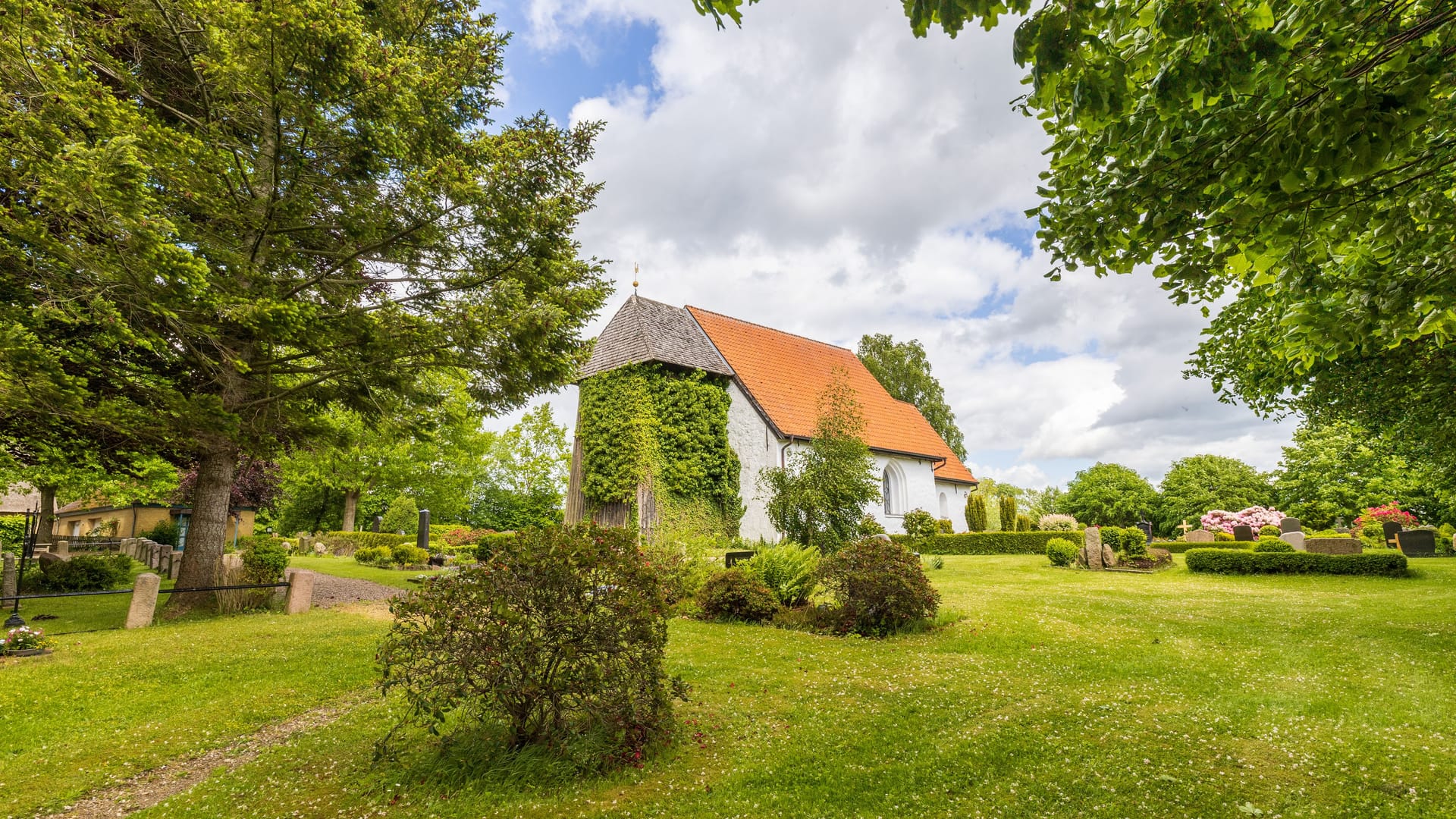 Die St.-Andreas-Kirche und Friedhof in Brodersby. Zu Fuß benötigt man von Schönhagen aus rund 45 Minuten zum Nachbarort.