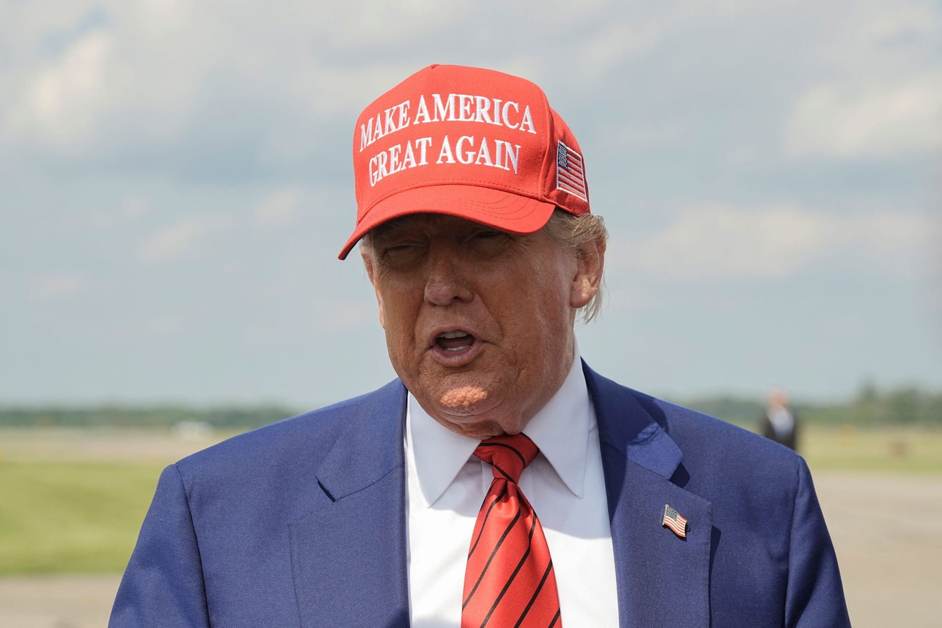Donald Trump spricht mit Reportern in New Jersey.