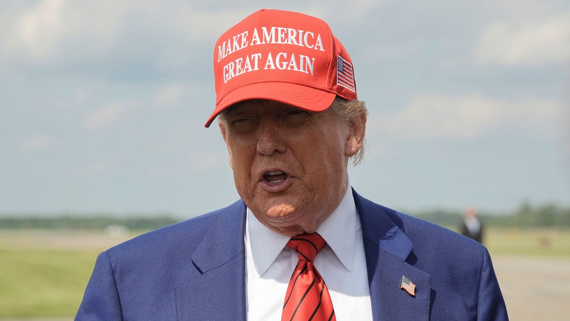 Donald Trump spricht mit Reportern in New Jersey.