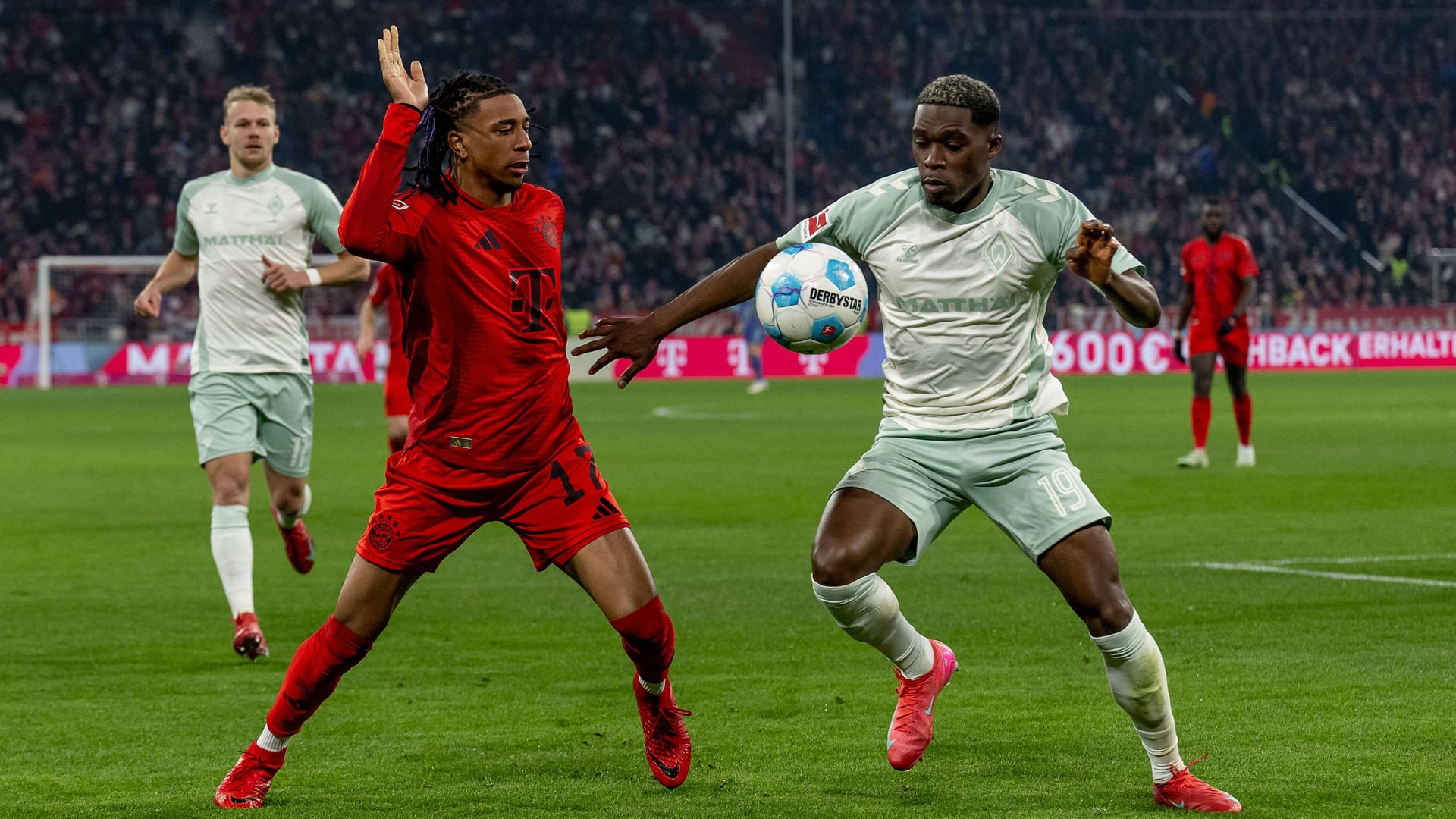 Zweikampf zwischen Bayerns Michael Olise (l.) und Werder-Verteidiger Derrick Köhn (Archivbild): Die beiden Traditionsmannschaften treffen sich am 5. Spieltag in München.