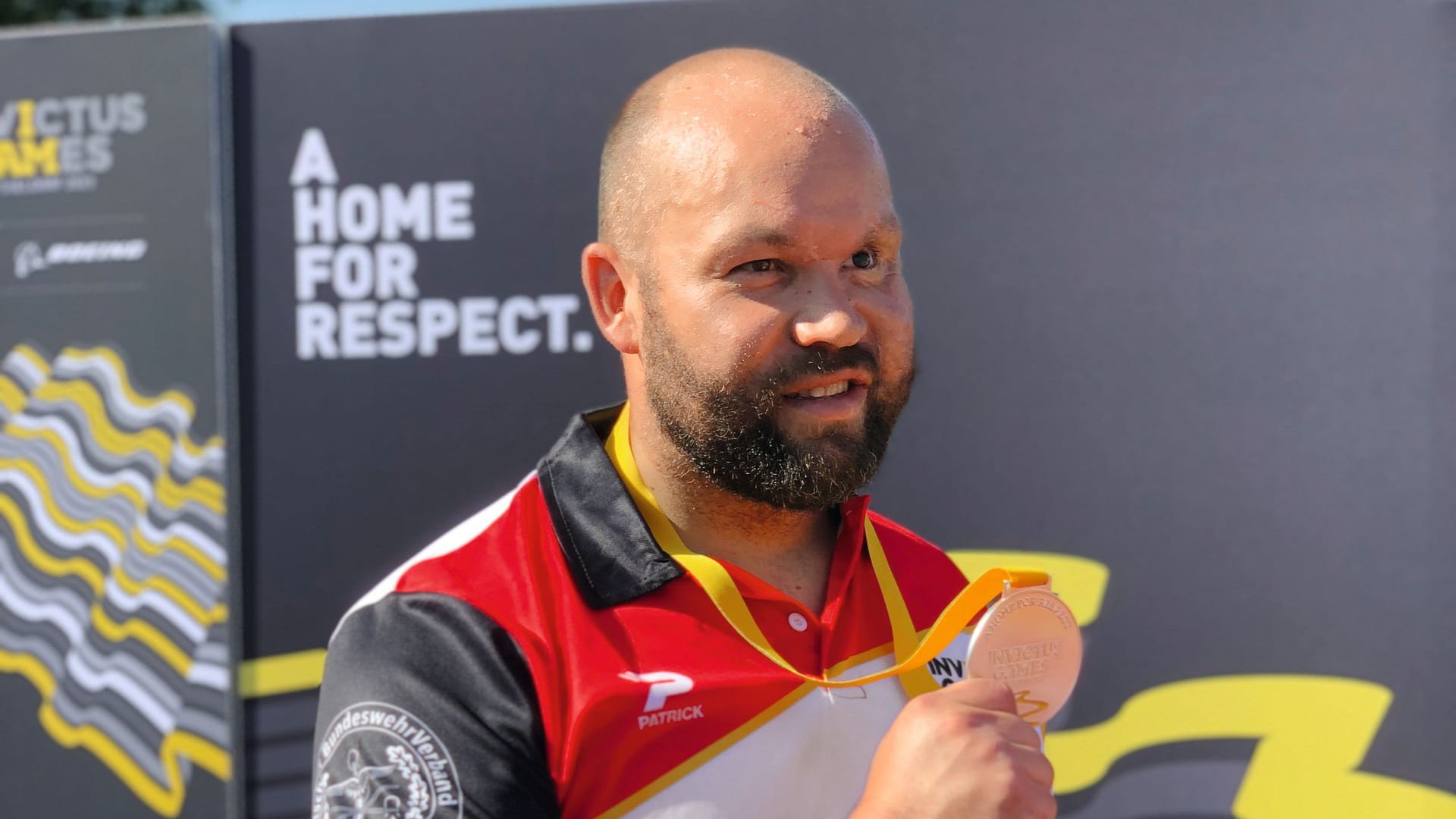 Maik Mutschke unmittelbar nach dem Gewinn der Silbermedaille im Kugelstoßen bei den Invictus Games in Düsseldorf 2023.