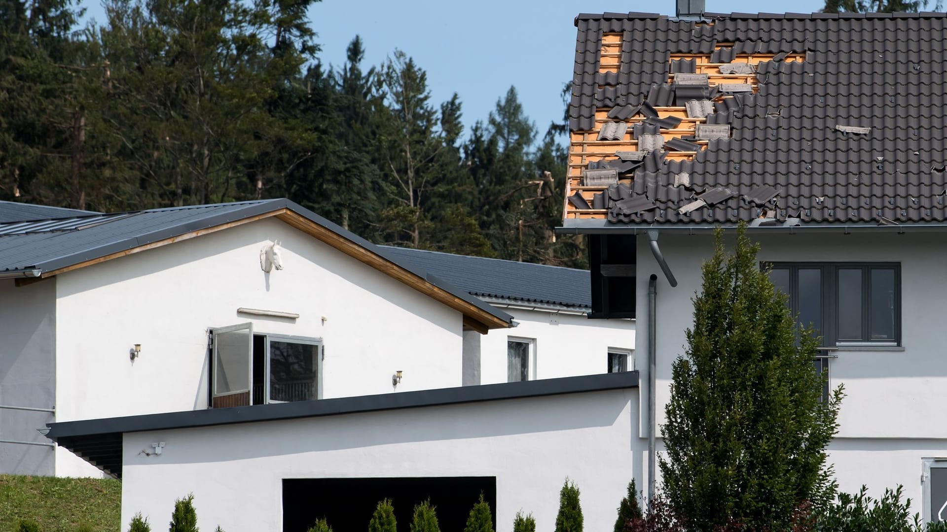 Sturmschäden an einem Hausdach Sturmschäden an einem Hausdach