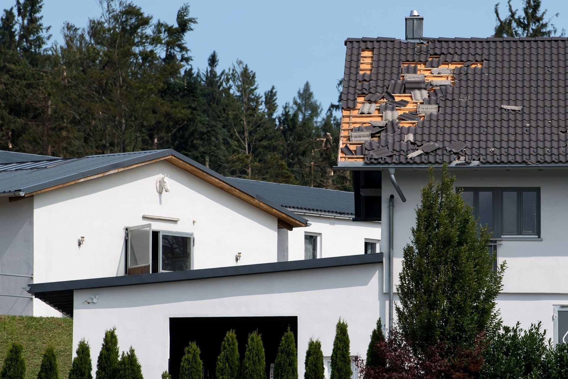 Sturmschäden an einem Hausdach