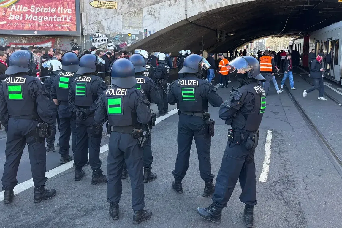 Polizei bei einem Einatz in Köln (Archivbild): Nun prüft ein Gericht die Maßnahme gegen Fortuna-Fans beim Derby. Polizei bei einem Einatz in Köln (Archivbild): Nun prüft ein Gericht die Maßnahme gegen Fortuna-Fans beim Derby.