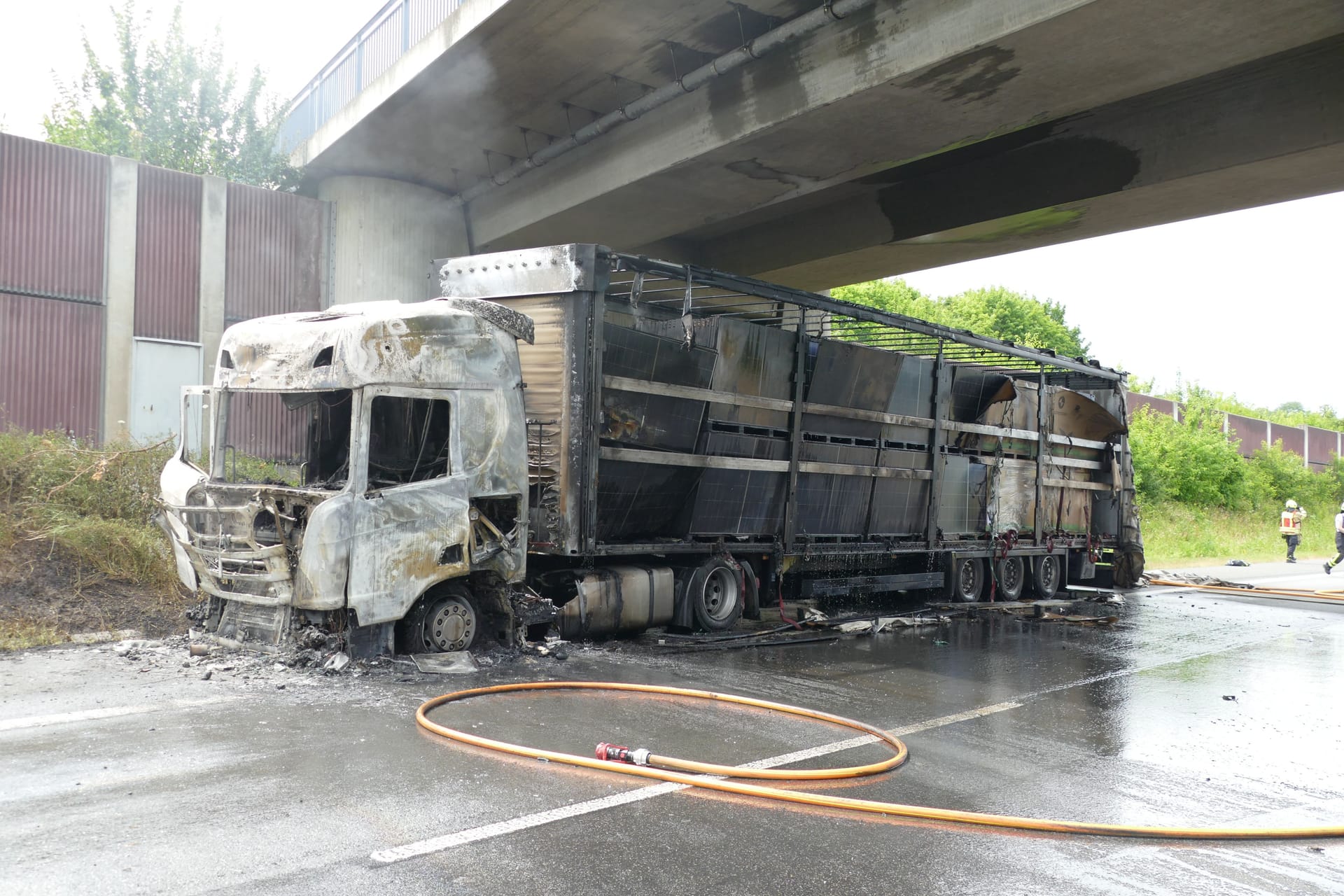 Der Lkw: Die Feuerwehr konnte den Brand löschen. Der Lkw: Die Feuerwehr konnte den Brand löschen.