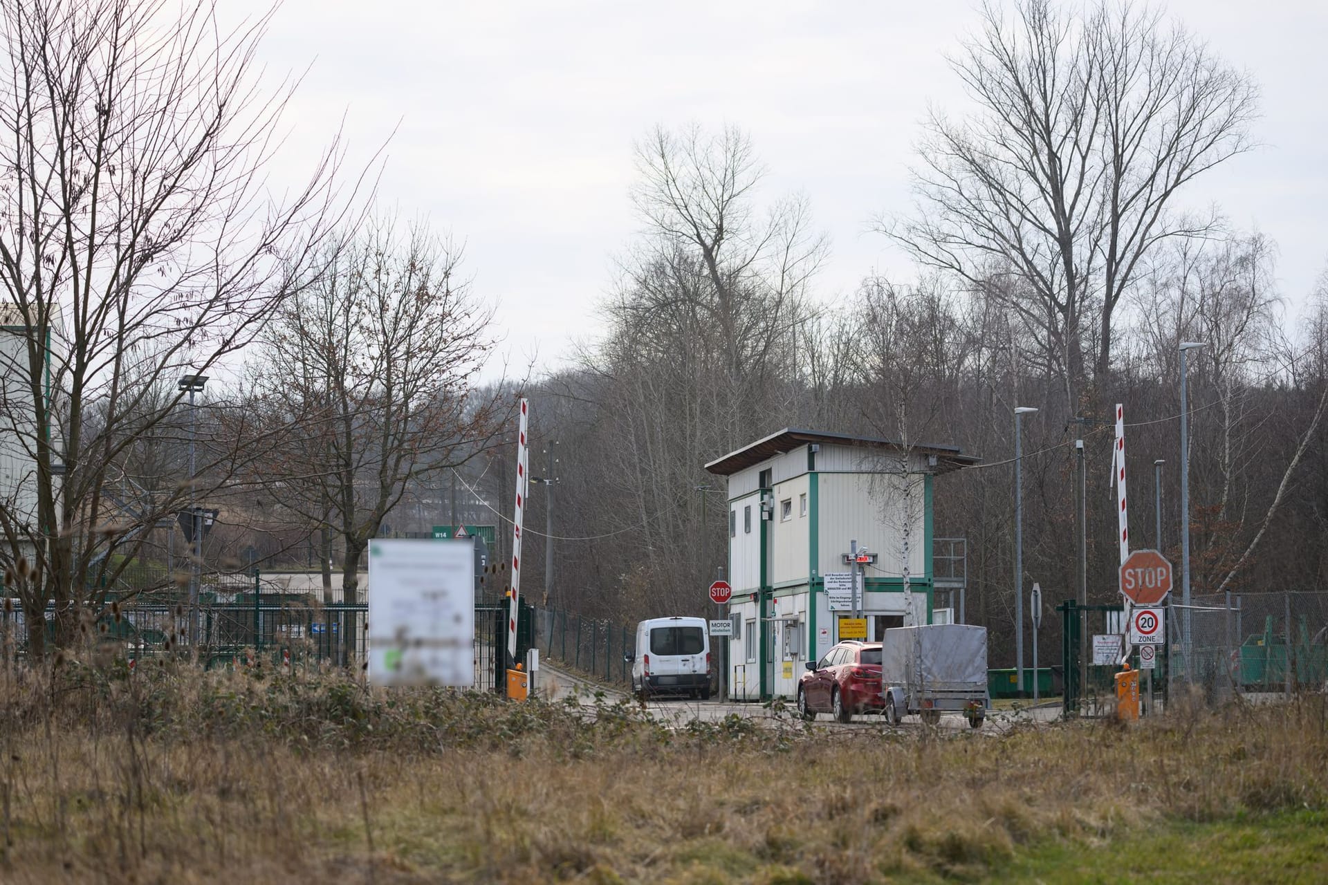 Blick auf die Einfahrt eines Abfallentsorgers (Archivbild): Hier wurde im Februar ein toter Säugling gefunden.