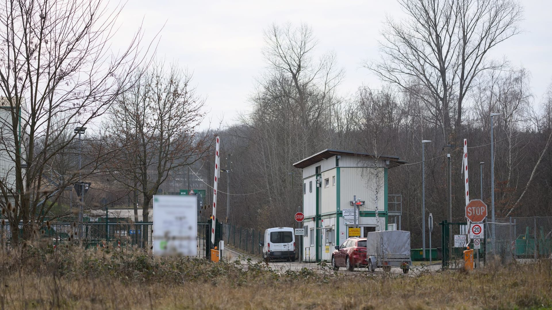 Blick auf die Einfahrt eines Abfallentsorgers (Archivbild): Hier wurde im Februar ein toter Säugling gefunden. Blick auf die Einfahrt eines Abfallentsorgers (Archivbild): Hier wurde im Februar ein toter Säugling gefunden.