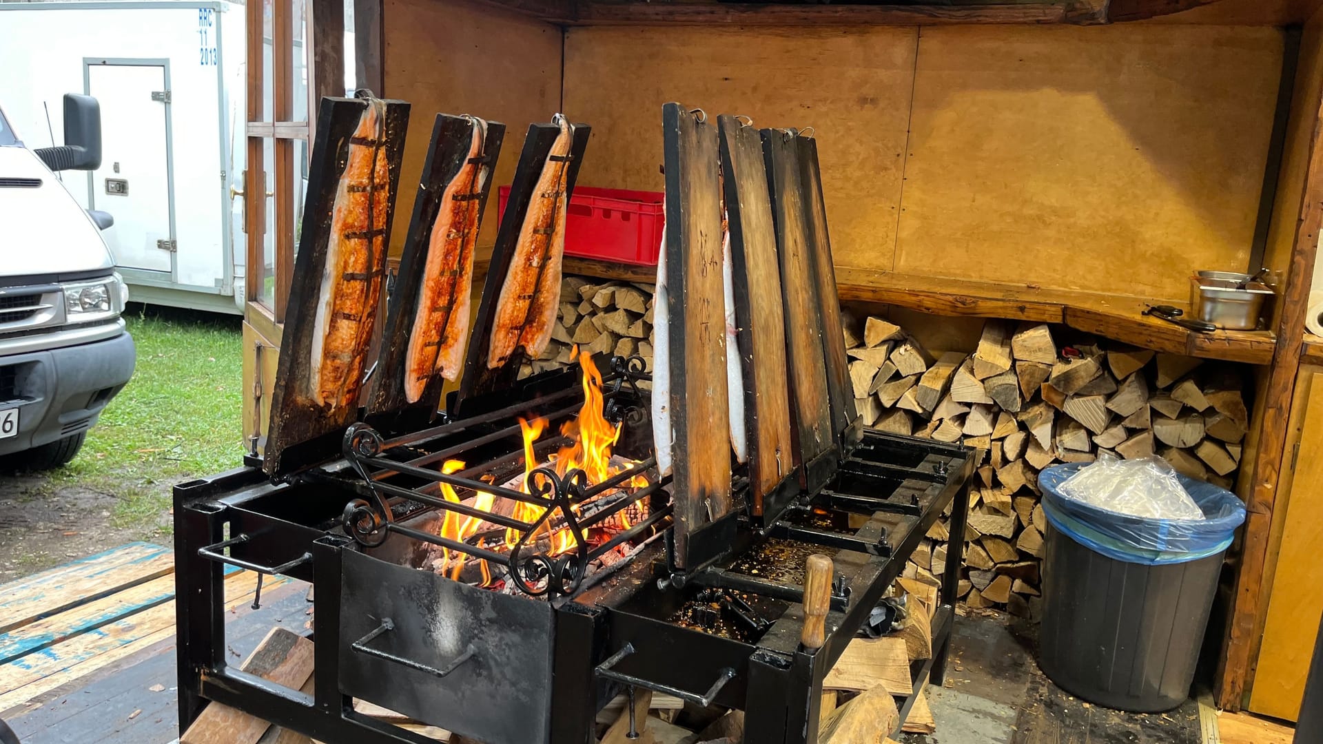 Flammlachs bei Rock im Park: 15,90 Euro werden für den Fisch im Wrap fällig – wer nur ein Brötchen dazu haben mag, zahlt vier Euro weniger.