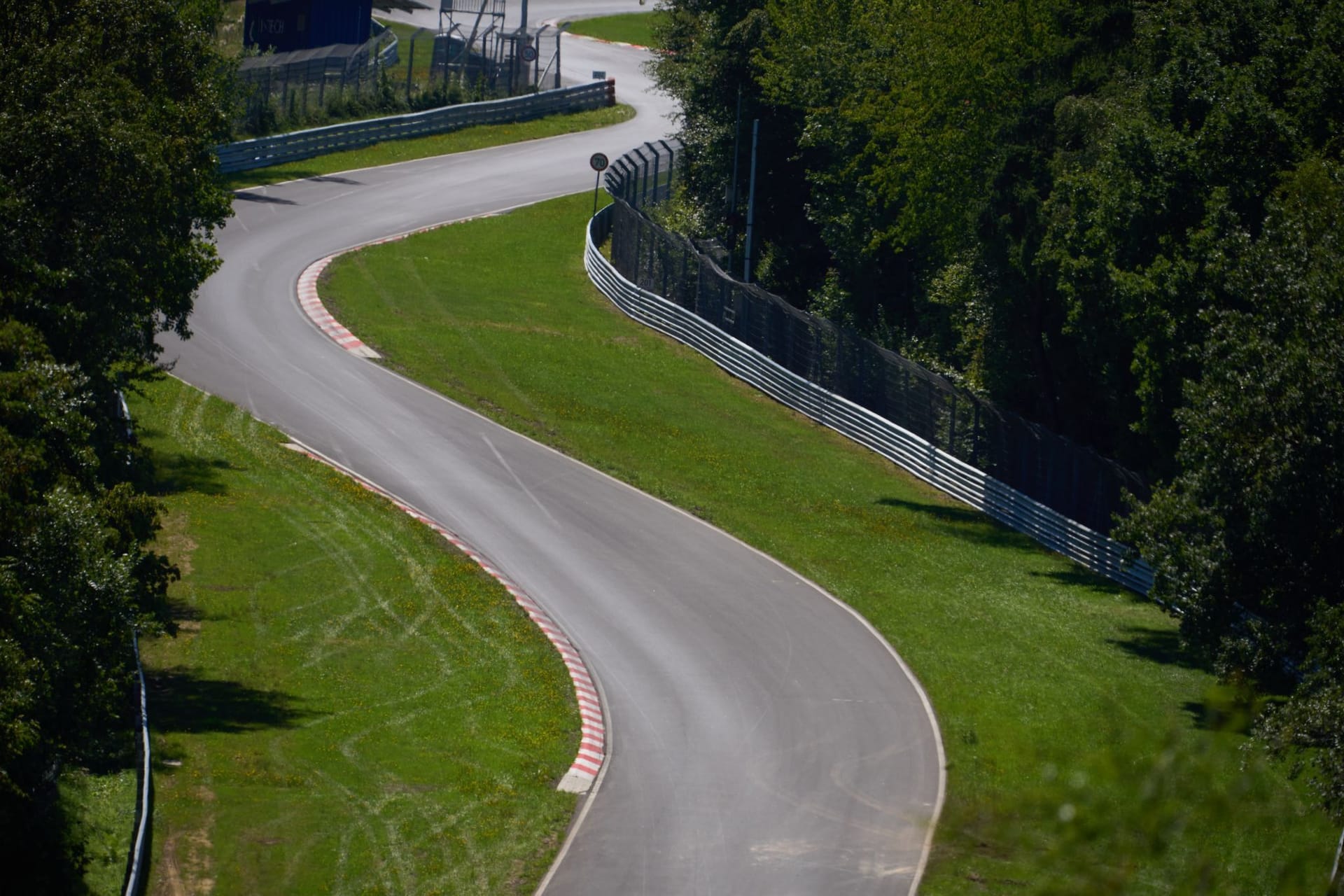Strecke auf dem Nürburgring (Archivbild): Auf einem Streckenabschnitt der Nordschleife kam es zu dem tödlichen Unfall.