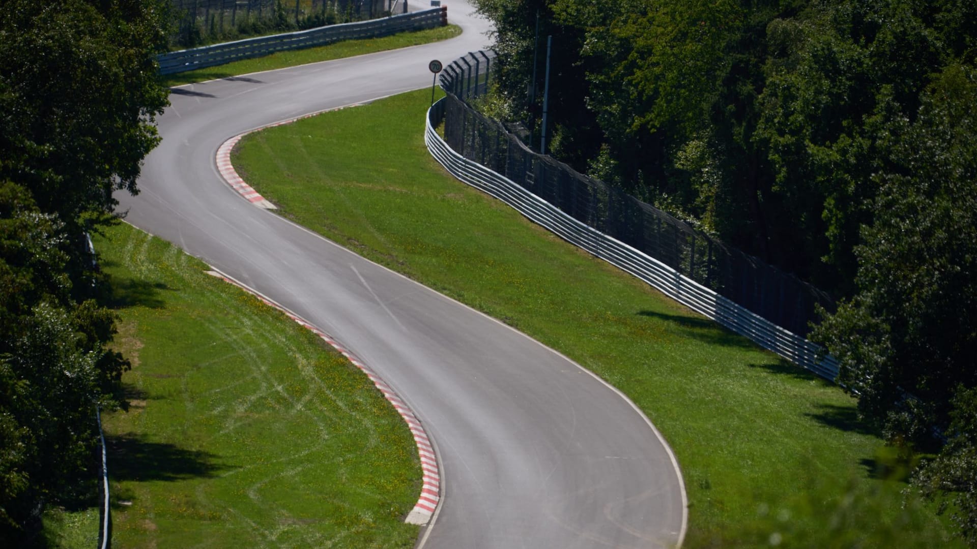 Strecke auf dem Nürburgring (Archivbild): Auf einem Streckenabschnitt der Nordschleife kam es zu dem tödlichen Unfall.