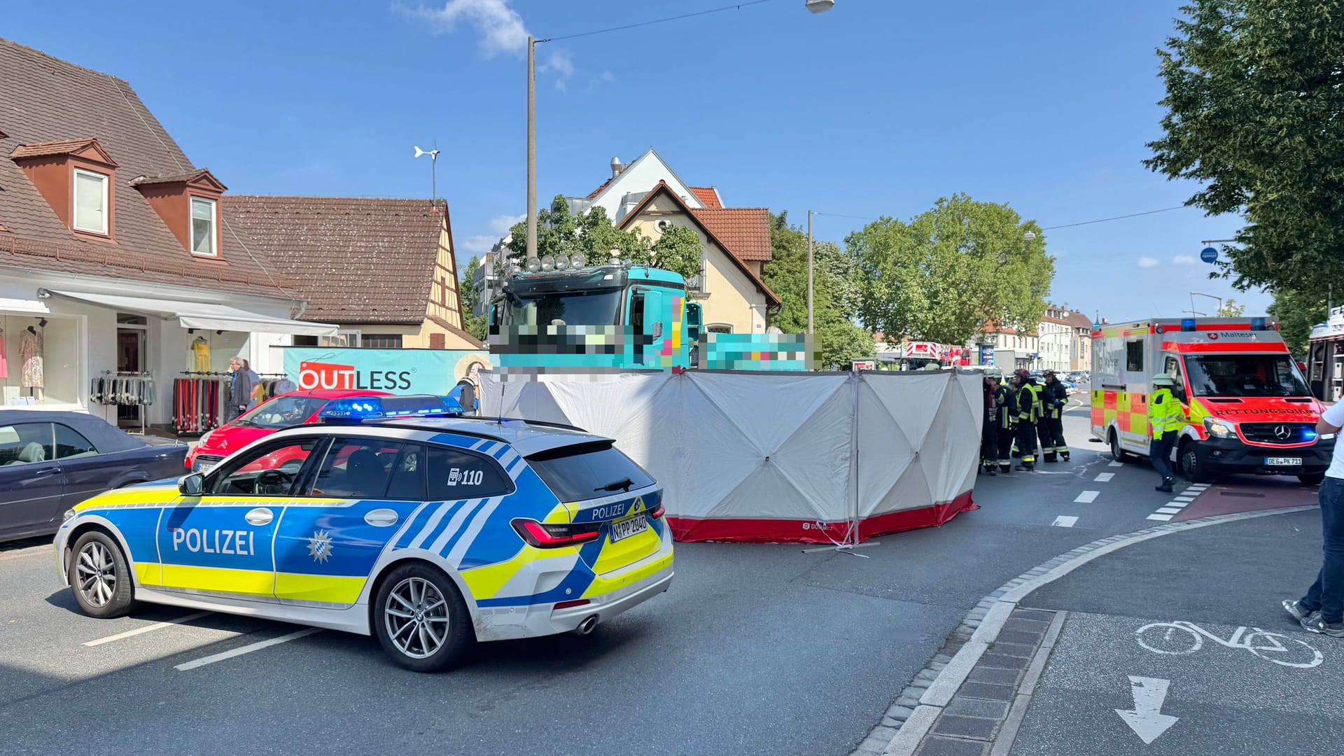 Der Lkw überrollte die Frau: Die Feuerwehr stellte einen Sichtschutz um die Unfallstelle herum auf – damit die Rettungskräfte in Ruhe arbeiten konnten. Der Lkw überrollte die Frau: Die Feuerwehr stellte einen Sichtschutz um die Unfallstelle herum auf – damit die Rettungskräfte in Ruhe arbeiten konnten.