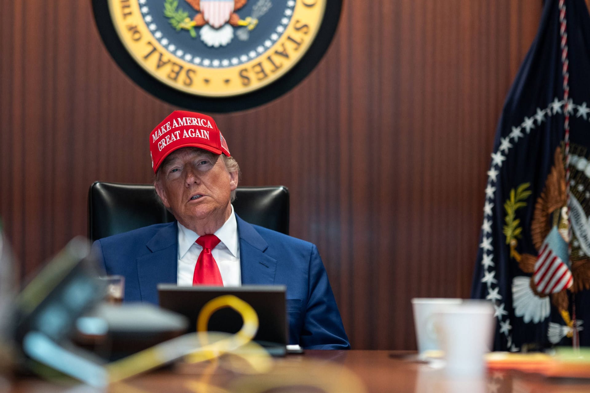 Donald Trump bei einem Treffen mit seinen Sicherheitsberatern im Weißen Haus.