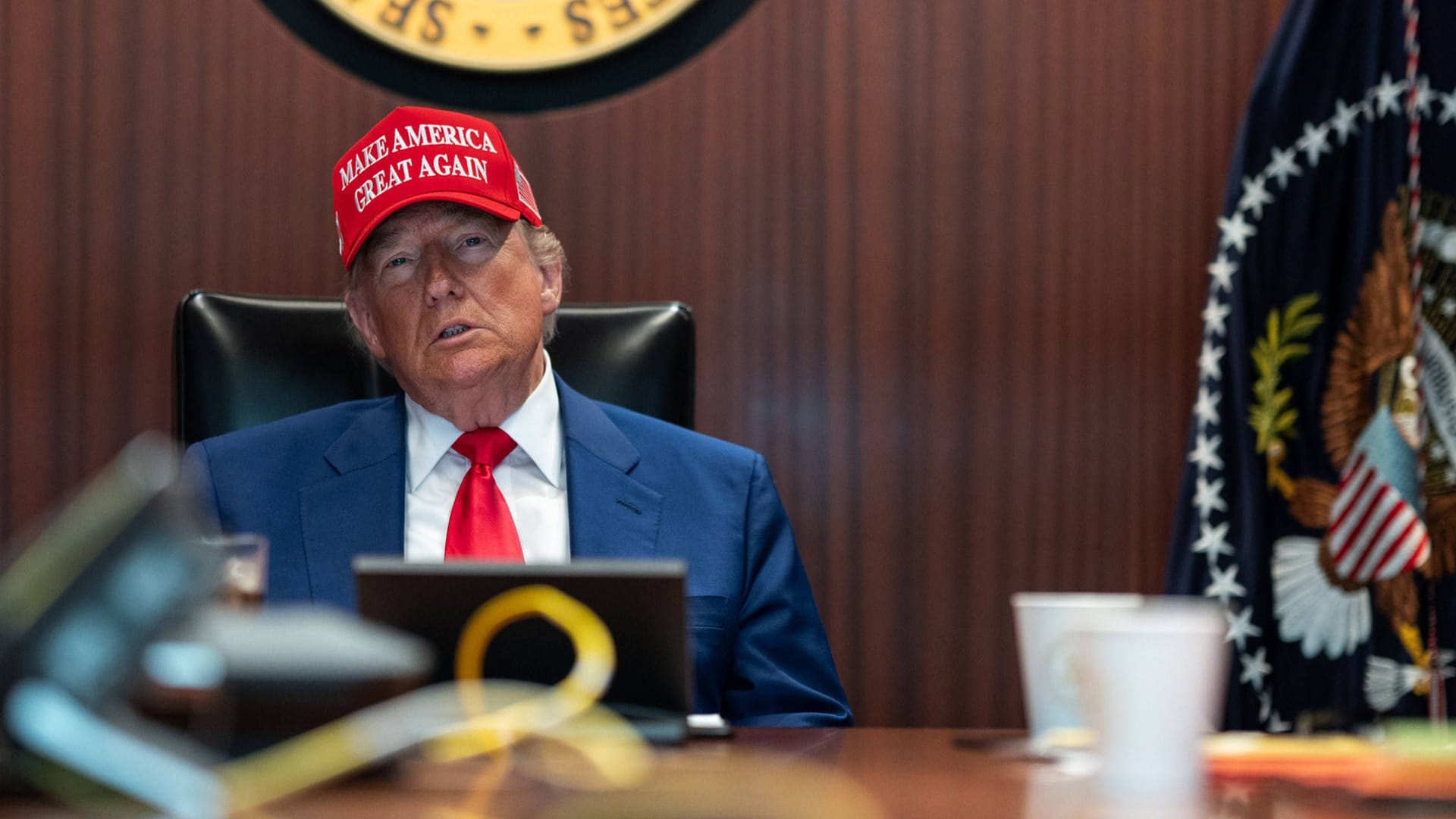 Donald Trump bei einem Treffen mit seinen Sicherheitsberatern im Weißen Haus. Donald Trump bei einem Treffen mit seinen Sicherheitsberatern im Weißen Haus.