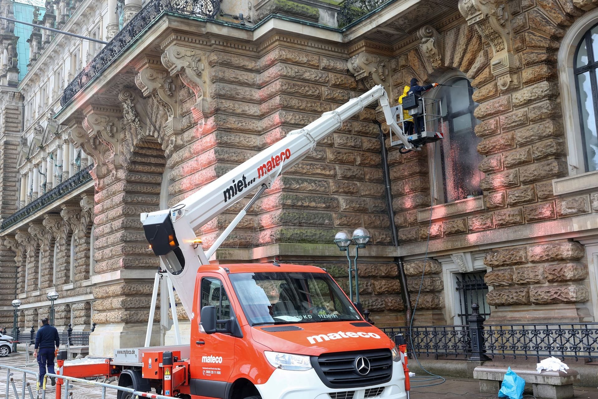 Farbattacke auf das Hamburger Rathaus (Archivbild): Mit einem Dampfstrahler wird die Fassade gereinigt.