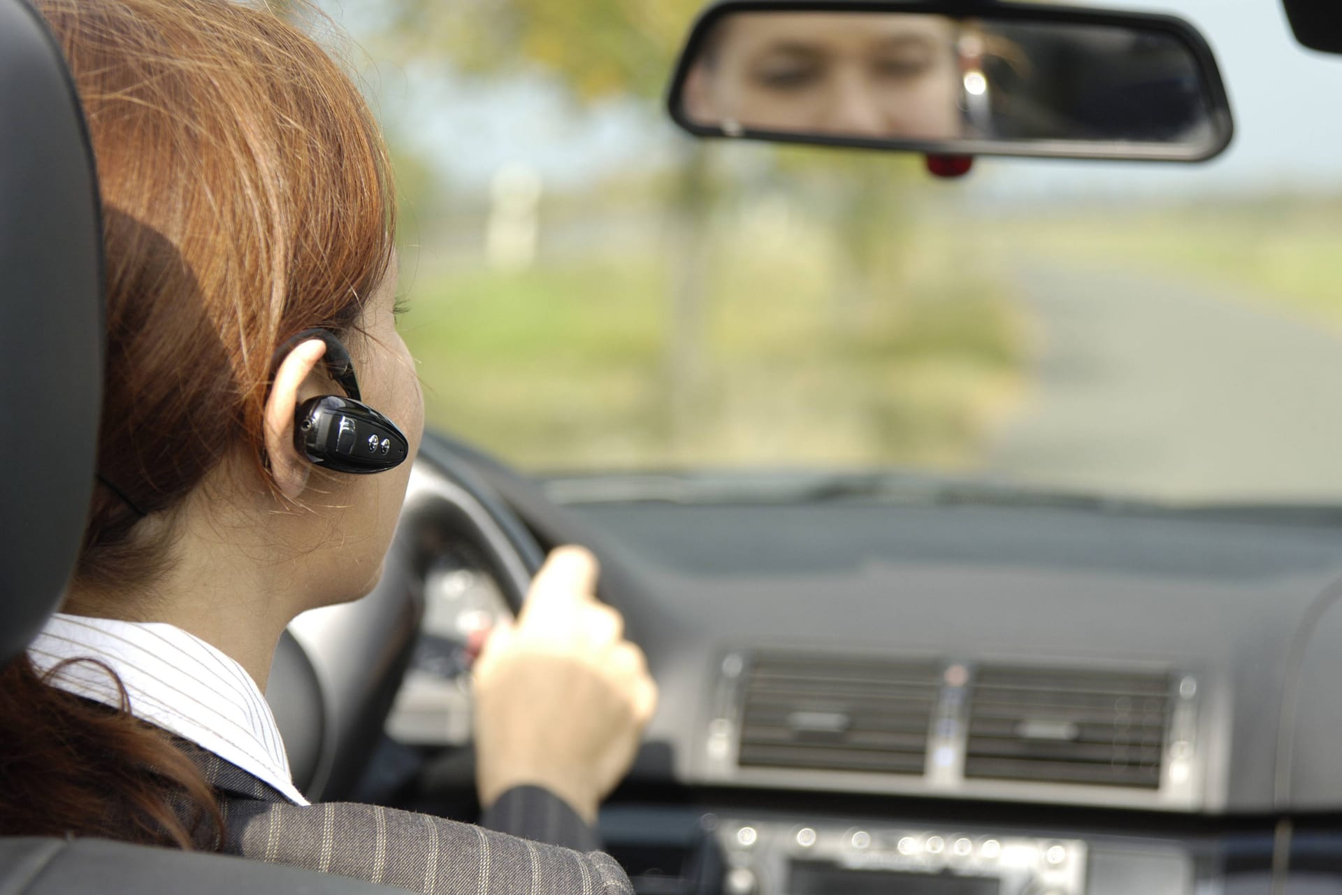 Bluetooth-Ohrhörer am Steuer: Bluetooth ermöglicht es Anwendern zu telefonieren.