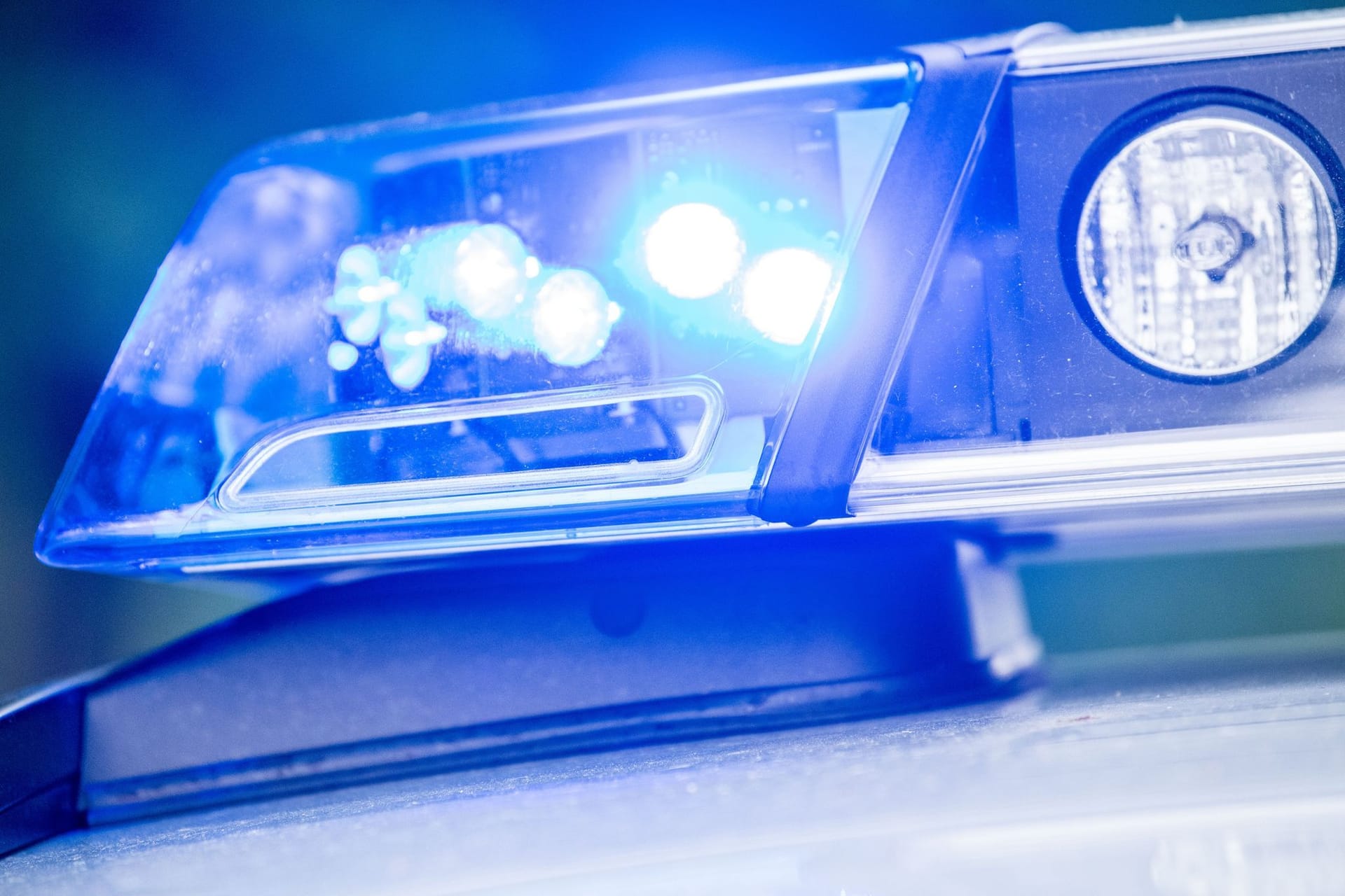 Ein Blaulicht leuchtet an einer Polizeistreife. In Hamburg starb ein Mann nach mehreren Messerstichen. (Symbolbild)
