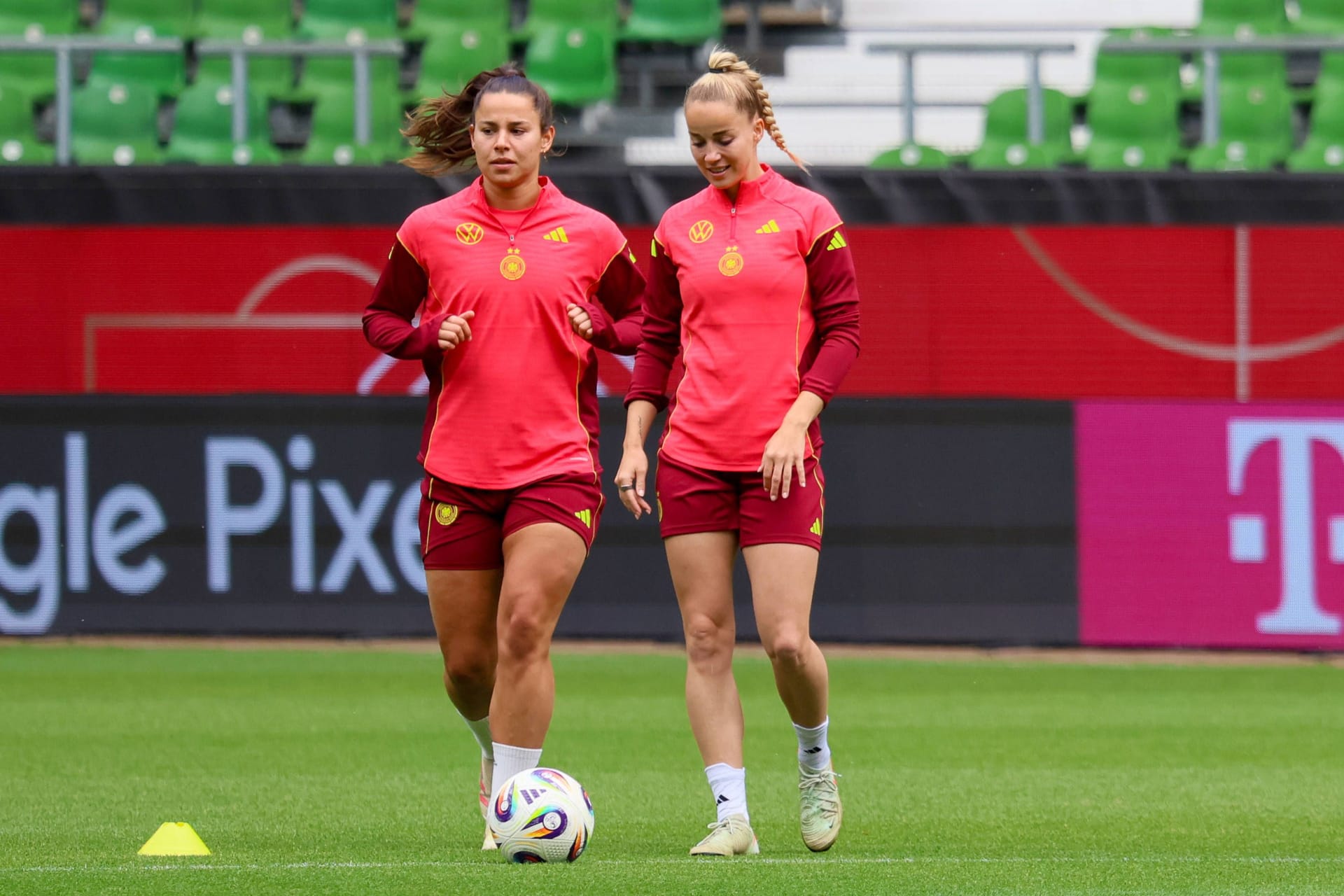 Lena Oberdorf (l.) neben Giulia Gwinn: Im Training zeigte sie gute Leistungen.