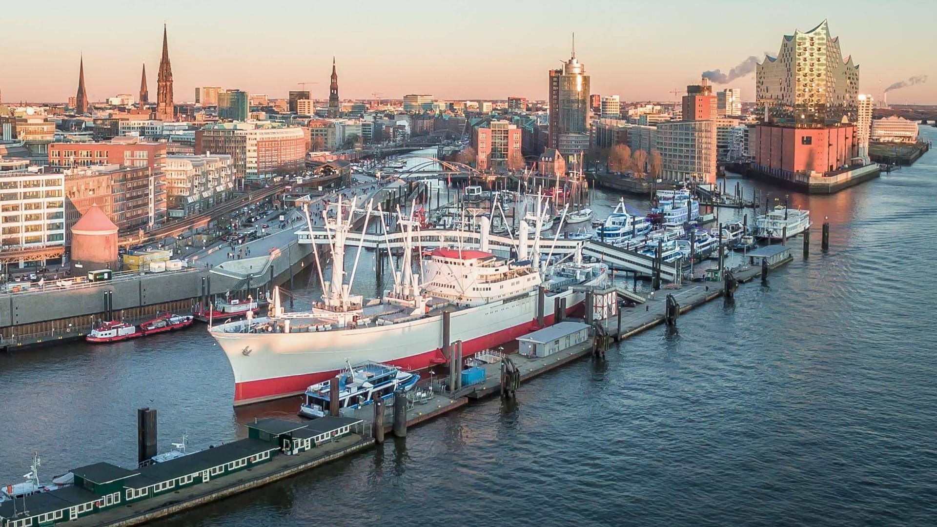 Blick auf die Elbphilharmonie und die Landungsbrücken (Archivbild): Die Hamburger sind überdurchschnittlich zufrieden mit ihrem Leben. Blick auf die Elbphilharmonie und die Landungsbrücken (Archivbild): Die Hamburger sind überdurchschnittlich zufrieden mit ihrem Leben.