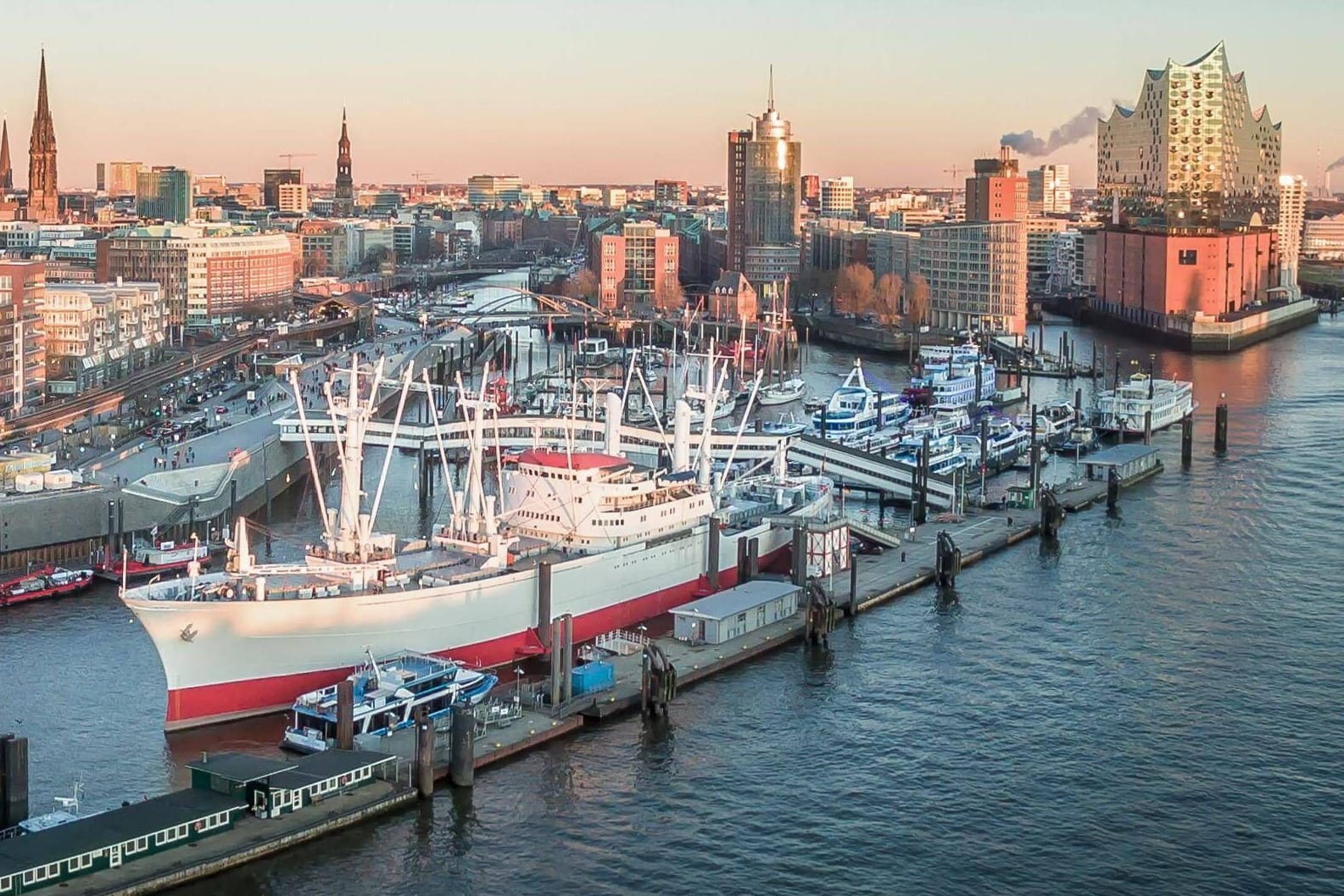 Blick auf die Elbphilharmonie und die Landungsbrücken (Archivbild): Die Hamburger sind überdurchschnittlich zufrieden mit ihrem Leben. Blick auf die Elbphilharmonie und die Landungsbrücken (Archivbild): Die Hamburger sind überdurchschnittlich zufrieden mit ihrem Leben.