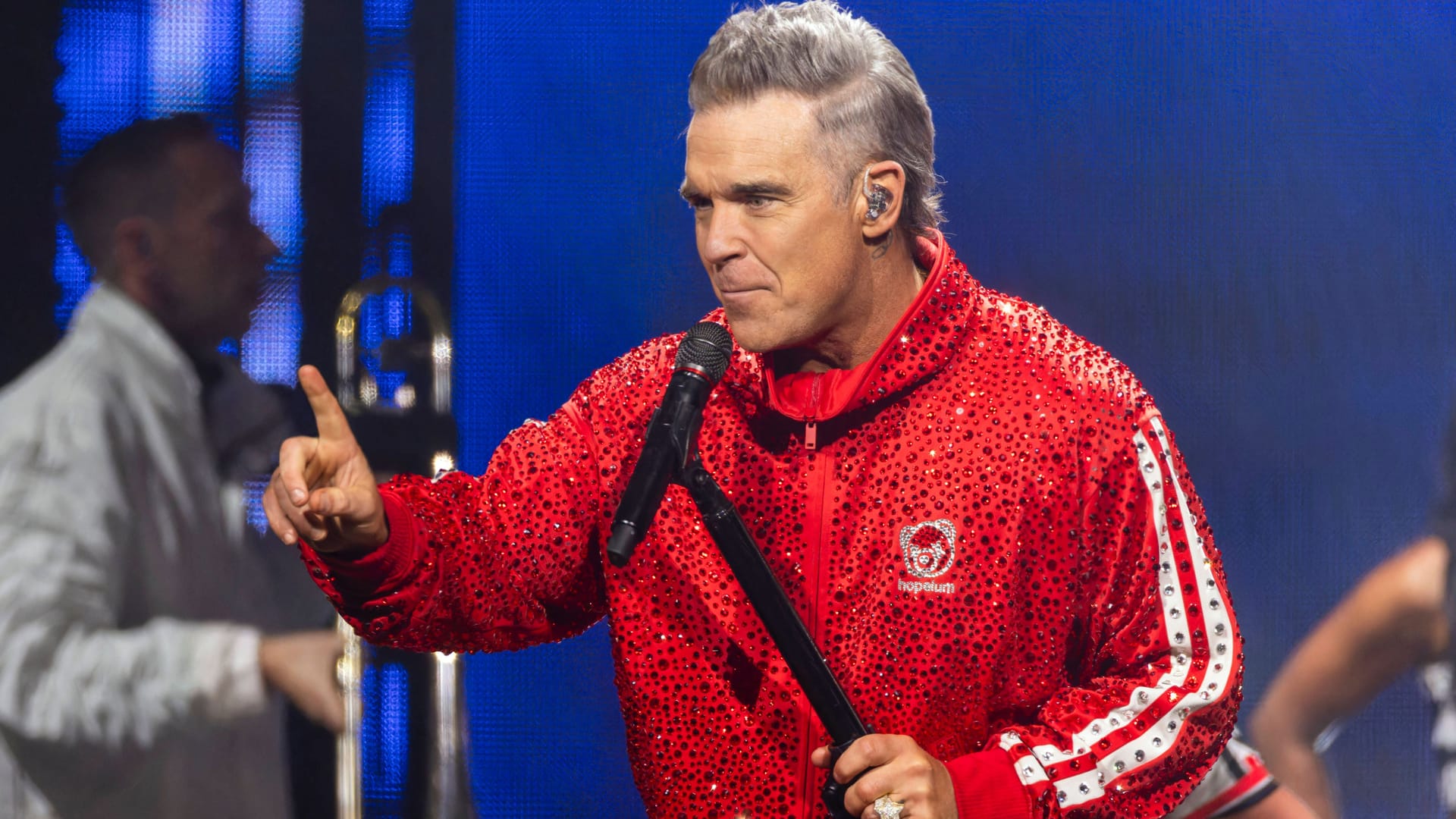 Robbie Williams bei einem Auftritt (Archivbild): Der britische Sänger ist im Juni in Hannover zu sehen.