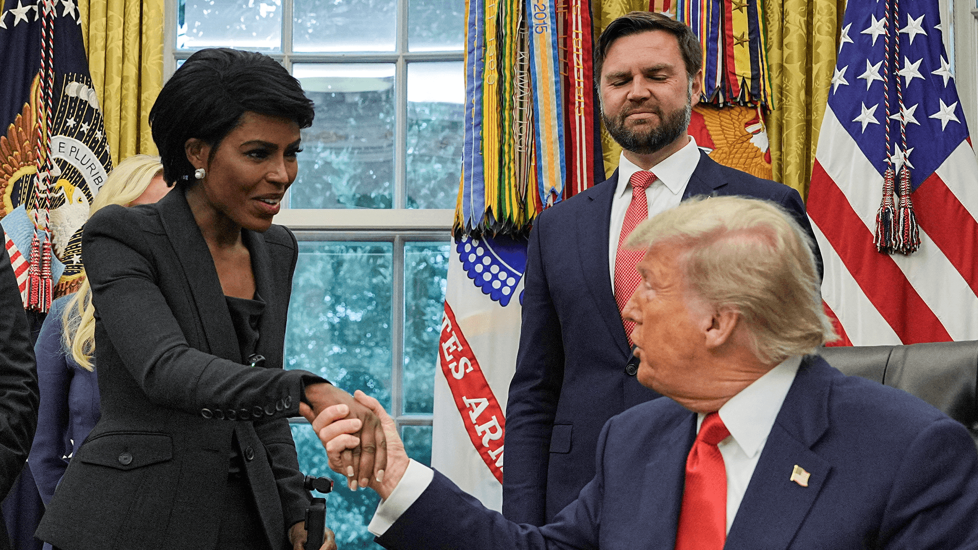 US-Präsident Donald Trump schüttelt der Reporterin Hariana Verás Victória die Hand