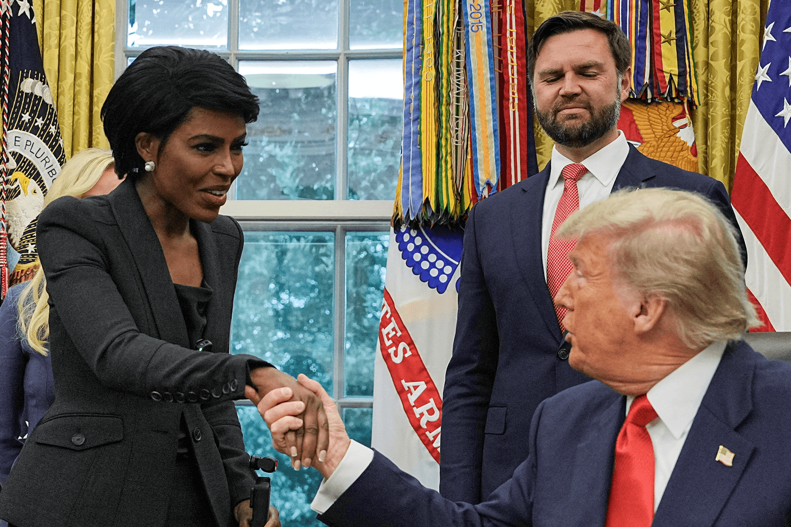 US-Präsident Donald Trump schüttelt der Reporterin Hariana Verás Victória die Hand US-Präsident Donald Trump schüttelt der Reporterin Hariana Verás Victória die Hand