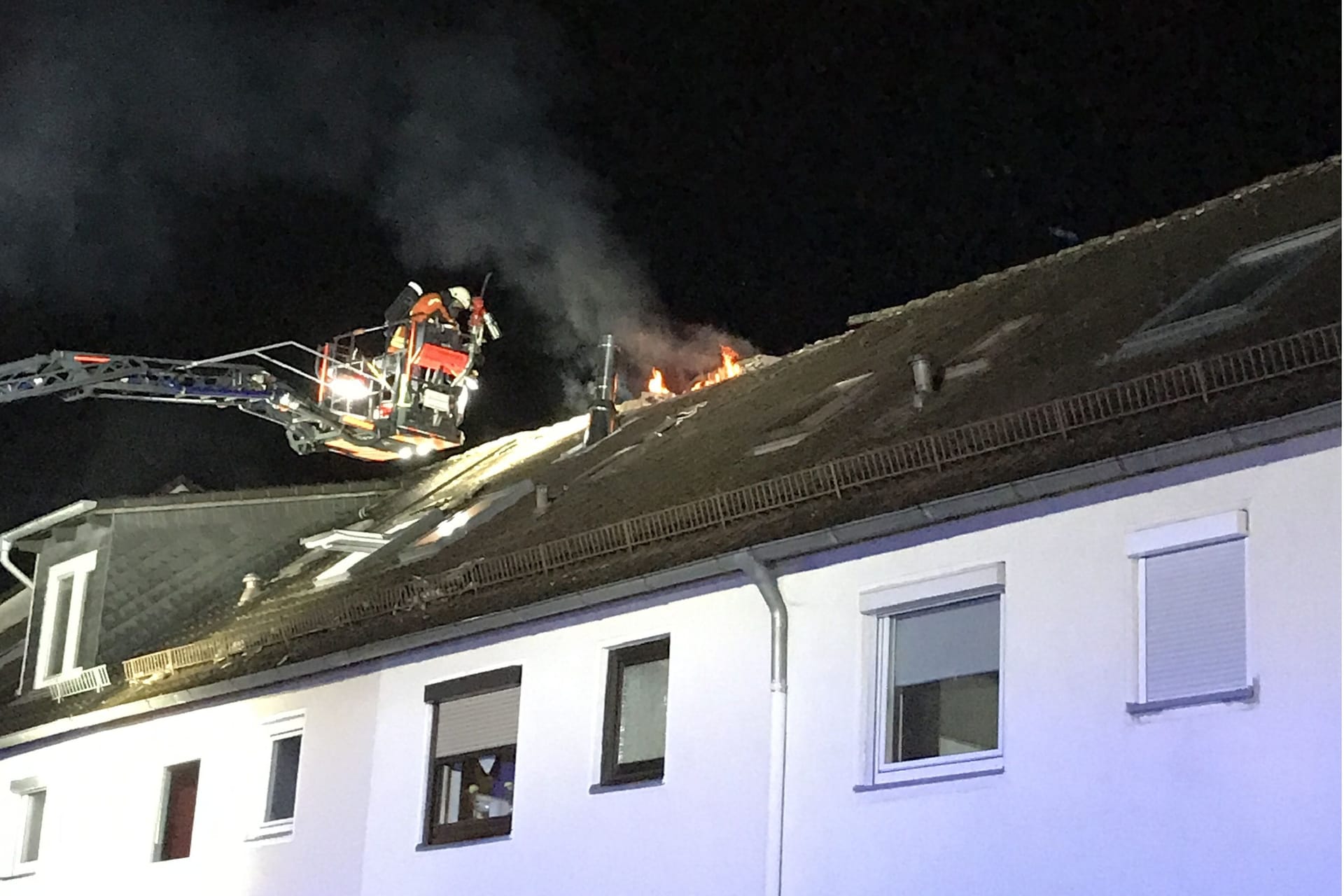 Flammen schlagen aus dem Dach: Die Feuerwehr Braunschweig rückte am Sonntag aus.