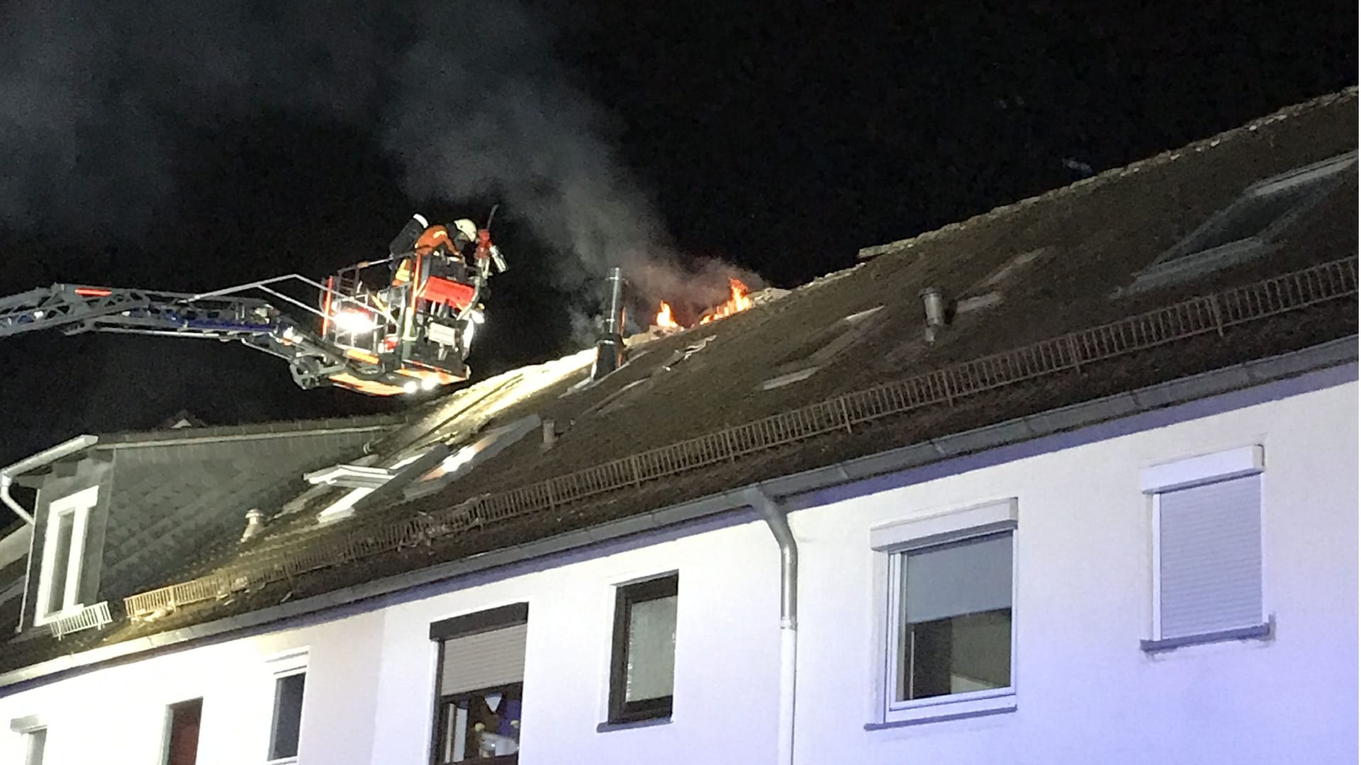 Flammen schlagen aus dem Dach: Die Feuerwehr Braunschweig rückte am Sonntag aus. Flammen schlagen aus dem Dach: Die Feuerwehr Braunschweig rückte am Sonntag aus.