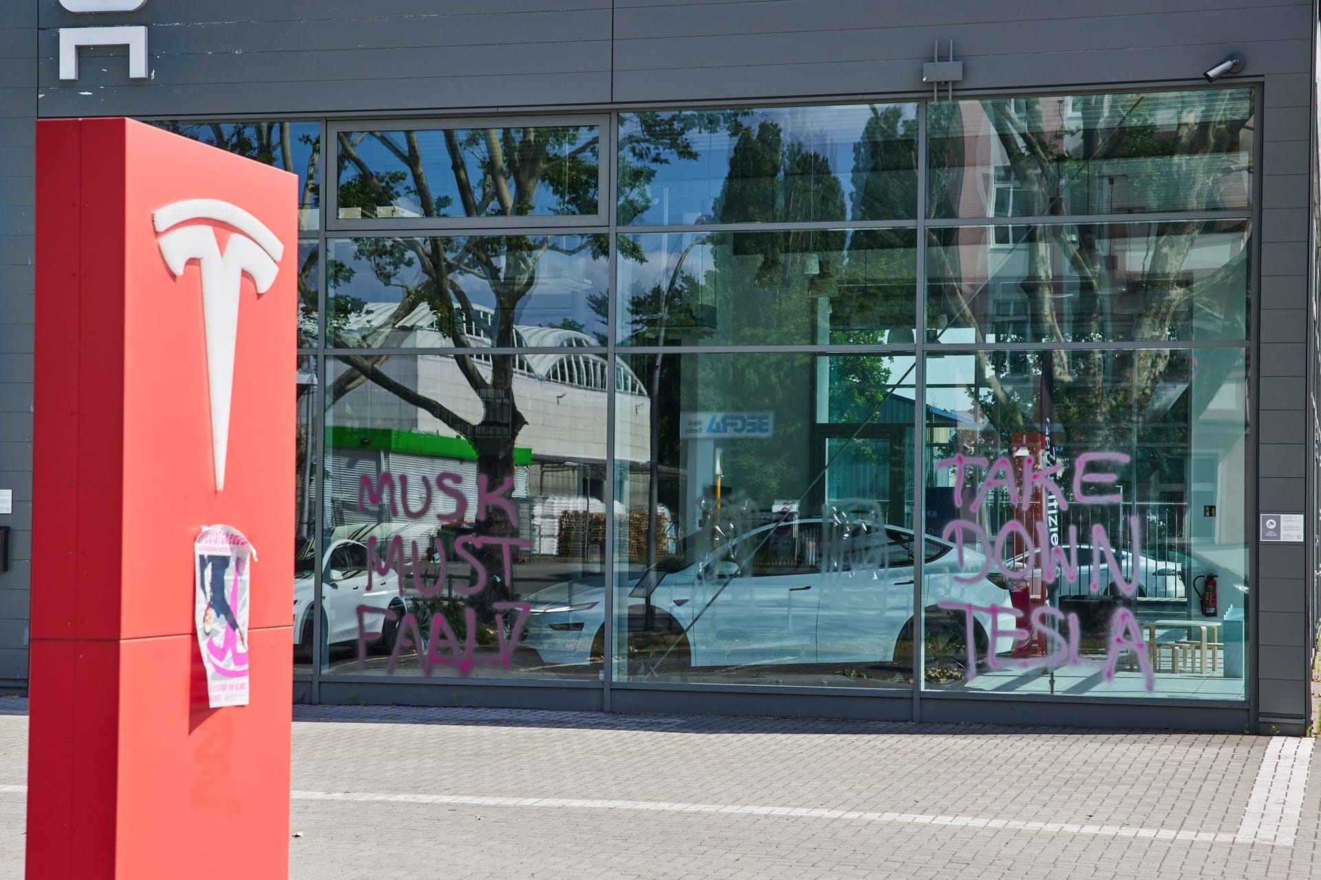 Aktivisten von "Tesla Takedown", einer weltweiten Protestbewegung gegen Tesla-Chef Elon Musk, haben ein Tesla-Center im Stadtteil Reinickendorf beschmiert.