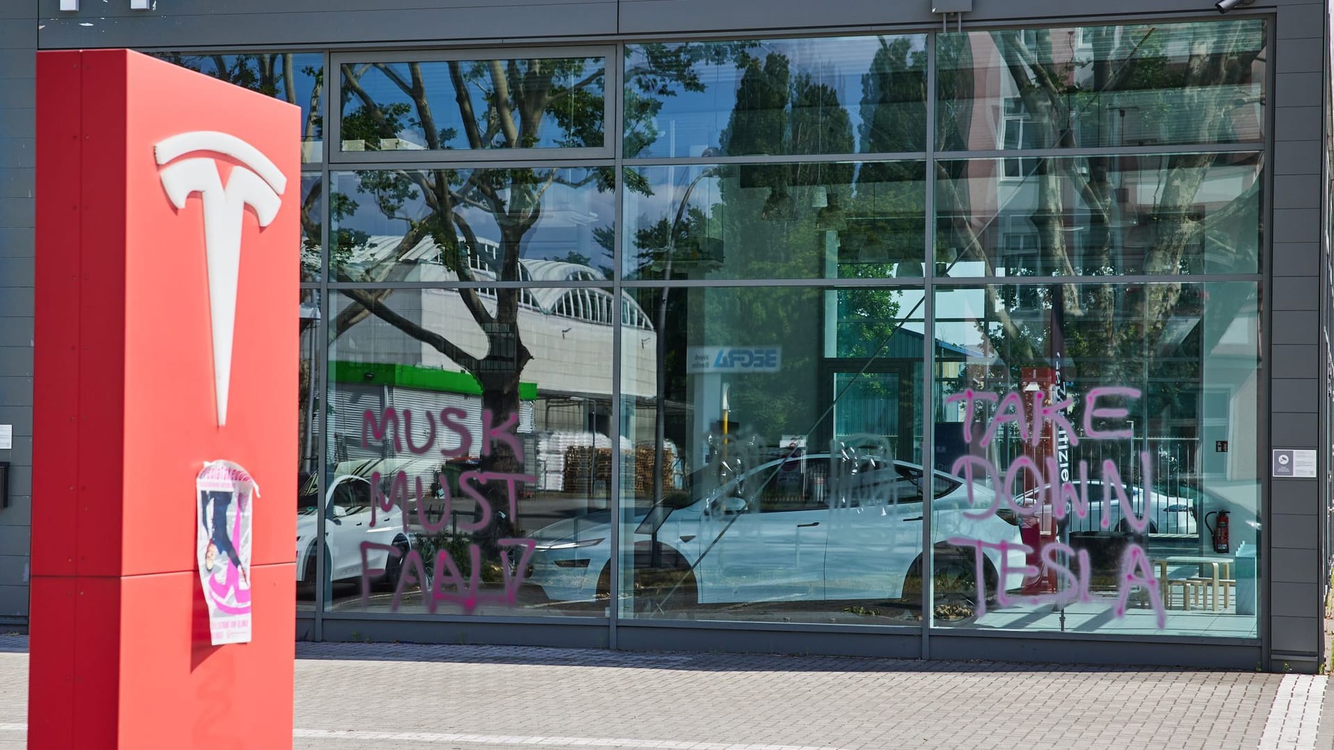 Aktivisten von "Tesla Takedown", einer weltweiten Protestbewegung gegen Tesla-Chef Elon Musk, haben ein Tesla-Center im Stadtteil Reinickendorf beschmiert.