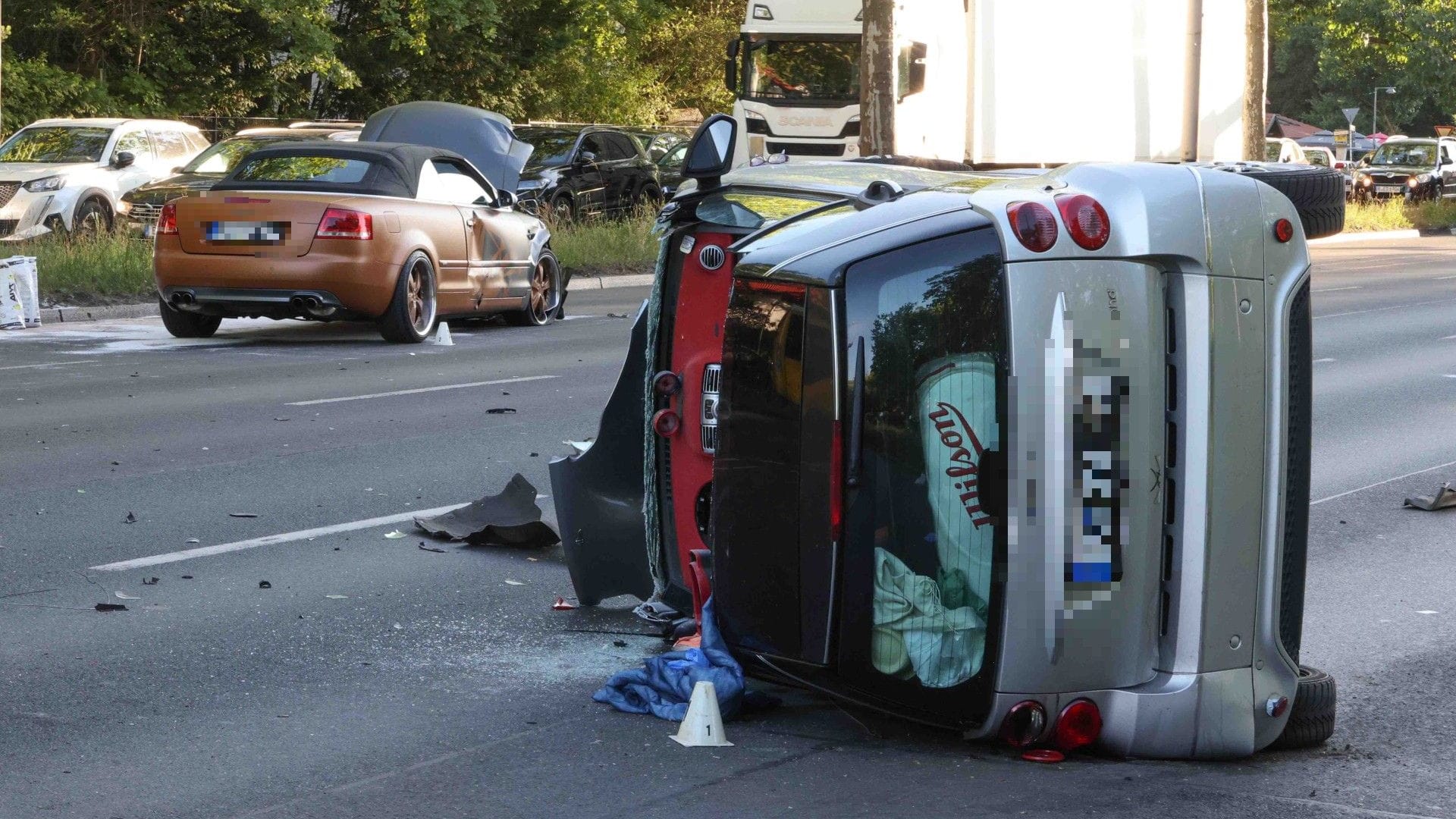 Unfallstelle an der Heerstraße: Alle Insassen kamen am Abend in eine Klinik.