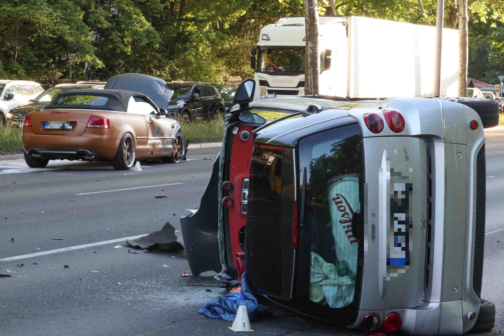 Unfallstelle an der Heerstraße: Alle Insassen kamen am Abend in eine Klinik.
