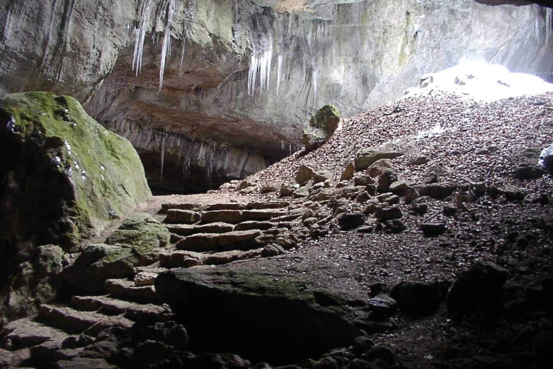 Sogar prominente Zeitgenossen machten sich in der Höhle auf die Suche nach Einhornknochen.