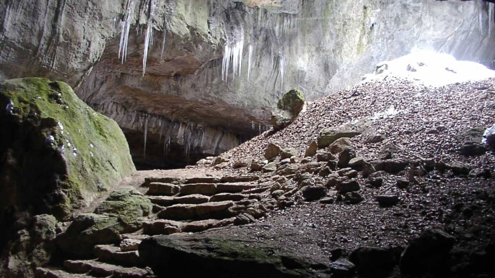 Sogar prominente Zeitgenossen machten sich in der Höhle auf die Suche nach Einhornknochen. Sogar prominente Zeitgenossen machten sich in der Höhle auf die Suche nach Einhornknochen.