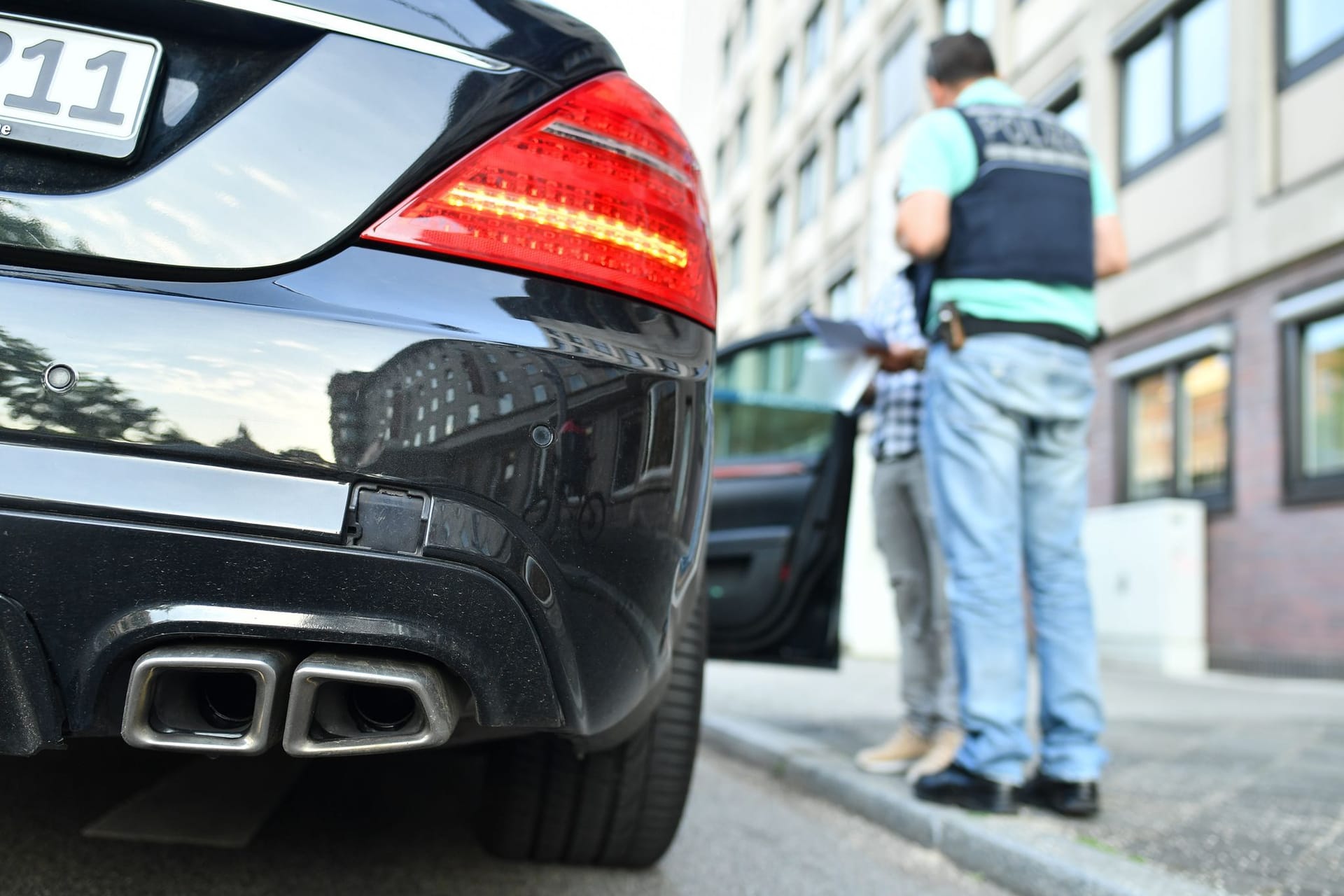 Polizeikontrolle von Auto-Posern