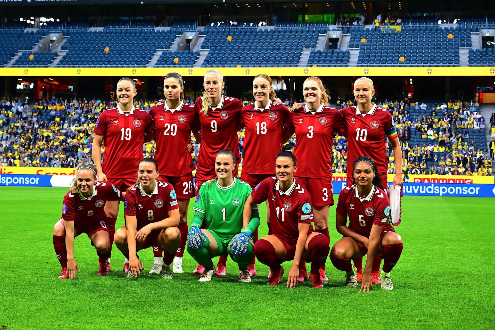 Teamfoto der dänischen Frauen-Nationalmannschaft vor dem Spiel gegen Schweden am 03.05.2025. Teamfoto der dänischen Frauen-Nationalmannschaft vor dem Spiel gegen Schweden am 03.05.2025.