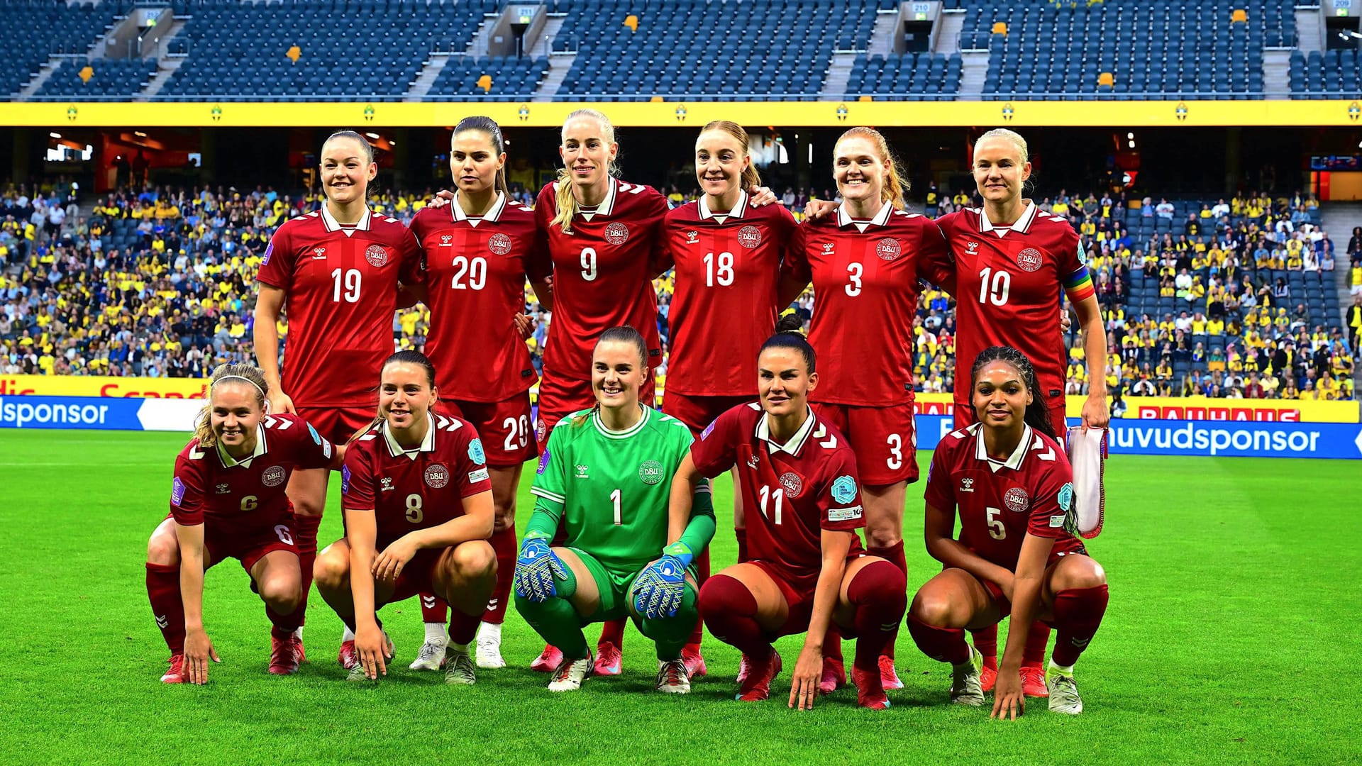 Teamfoto der dänischen Frauen-Nationalmannschaft vor dem Spiel gegen Schweden am 03.05.2025.