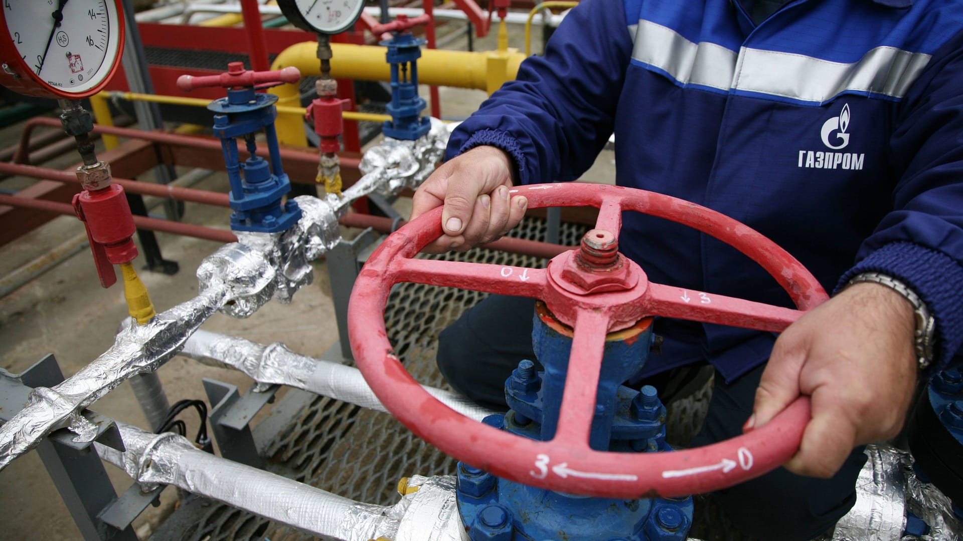 Mitarbeiter des russischen Gaskonzerns Gazprom dreht an einem Ventil: Die EU legt jetzt einen Plan vor zum vollständigen Ausstieg aus russischer Energie.