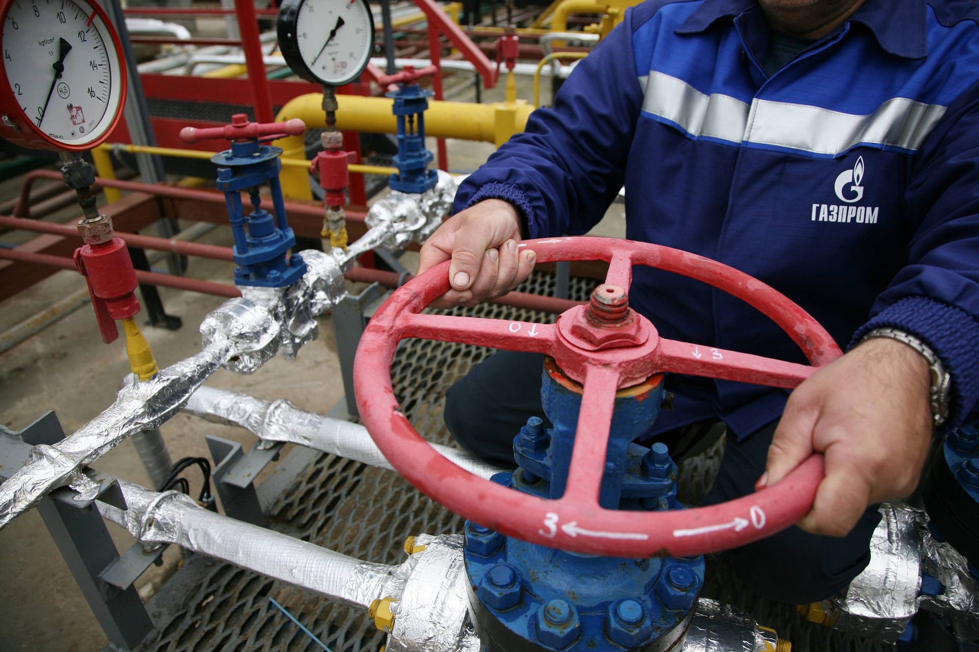 Mitarbeiter des russischen Gaskonzerns Gazprom dreht an einem Ventil: Die EU legt jetzt einen Plan vor zum vollständigen Ausstieg aus russischer Energie.