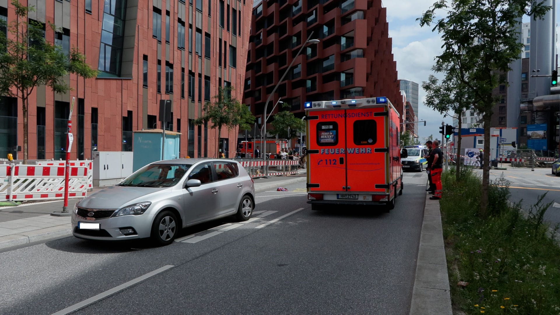 Ein Auto und ein Rettungswagen in der Hafencity: Eine Passantin wurde beim Westfeld-Center schwer verletzt.