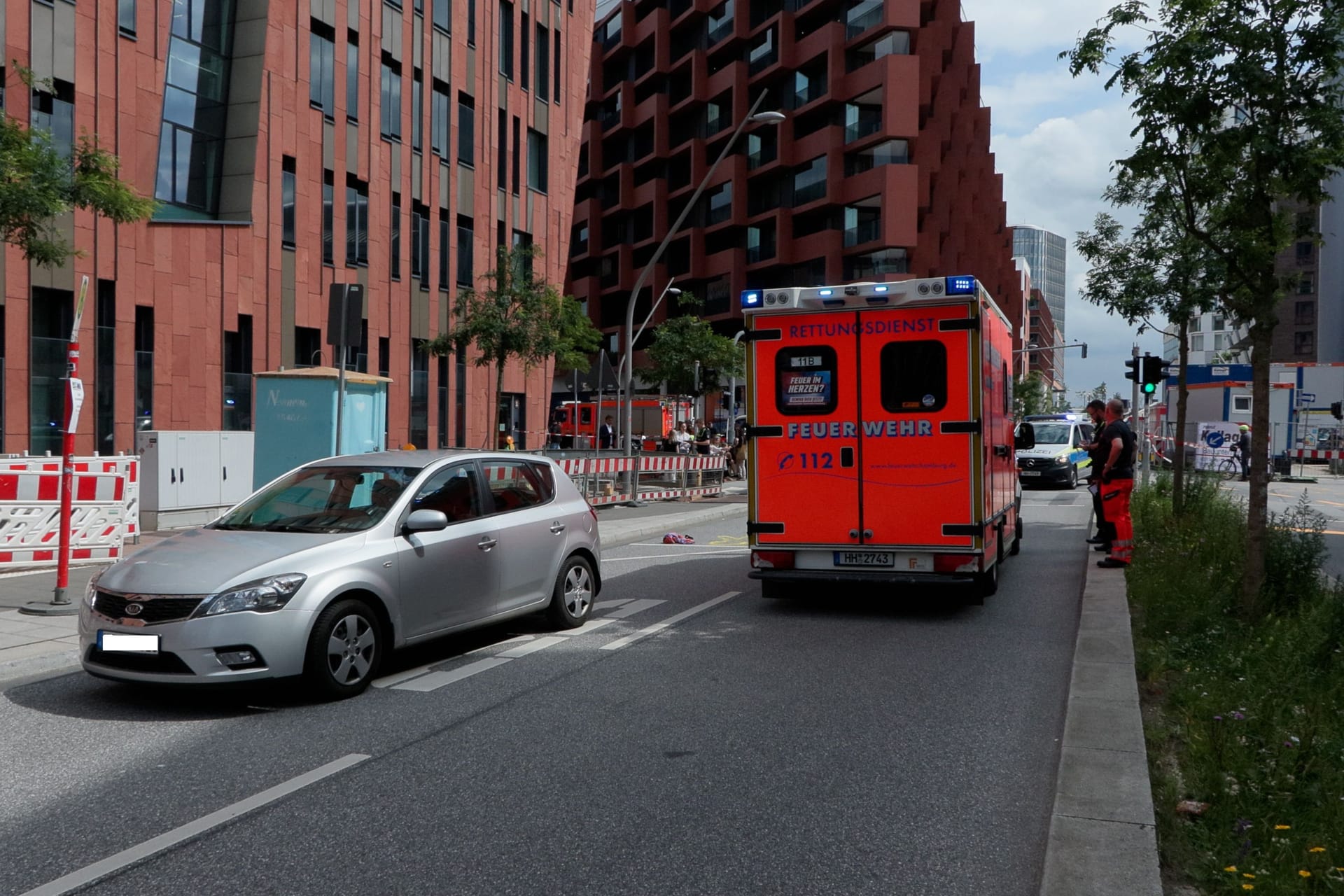 Ein Auto und ein Rettungswagen in der Hafencity: Eine Passantin wurde beim Westfeld-Center schwer verletzt.