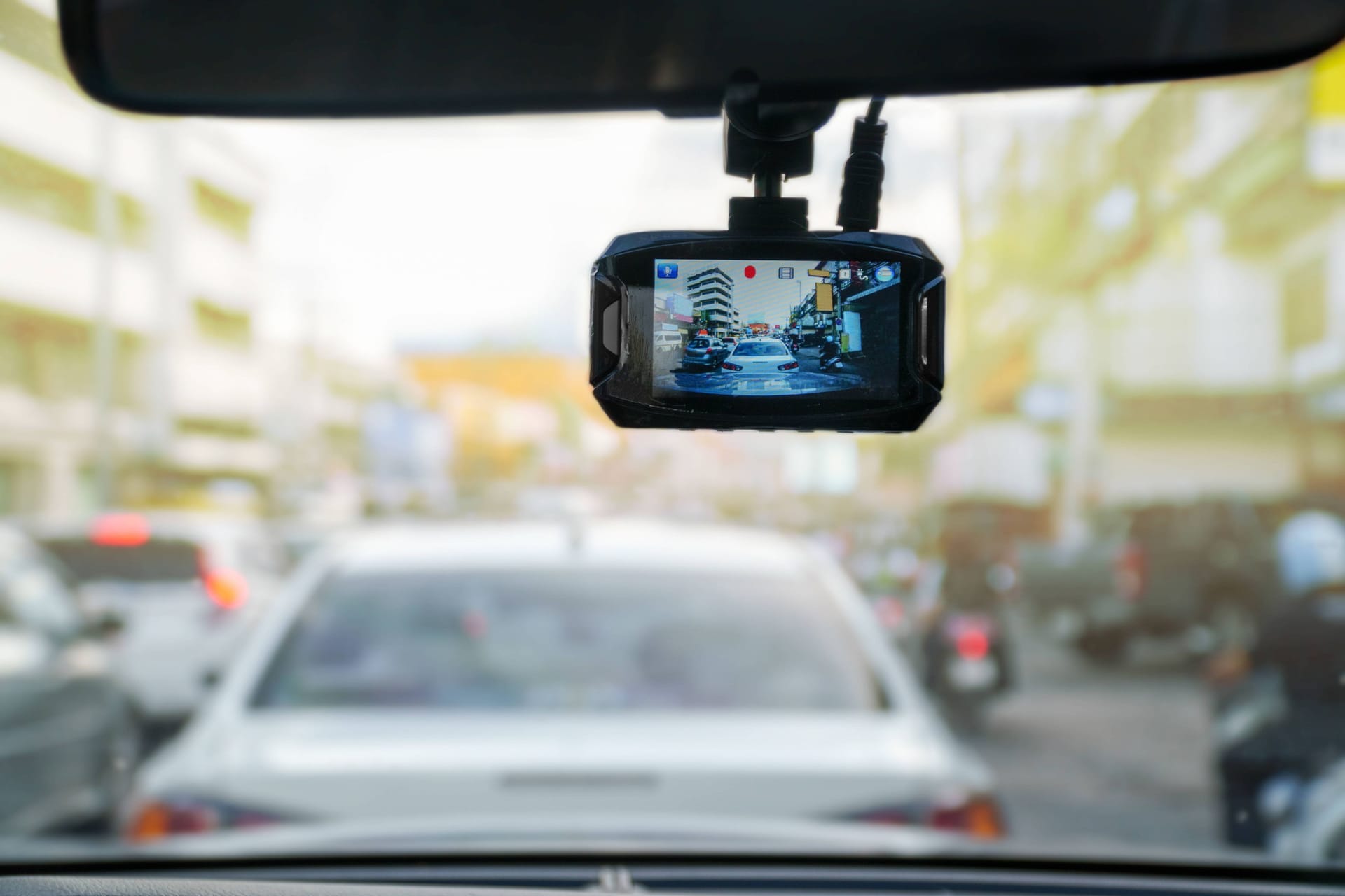 Innensicht aus einem fahrenden Auto (Symbolbild): Die Polizei verdächtigt einen Mann, einen Mord an seiner Ehefrau in Auftrag gegeben zu haben.